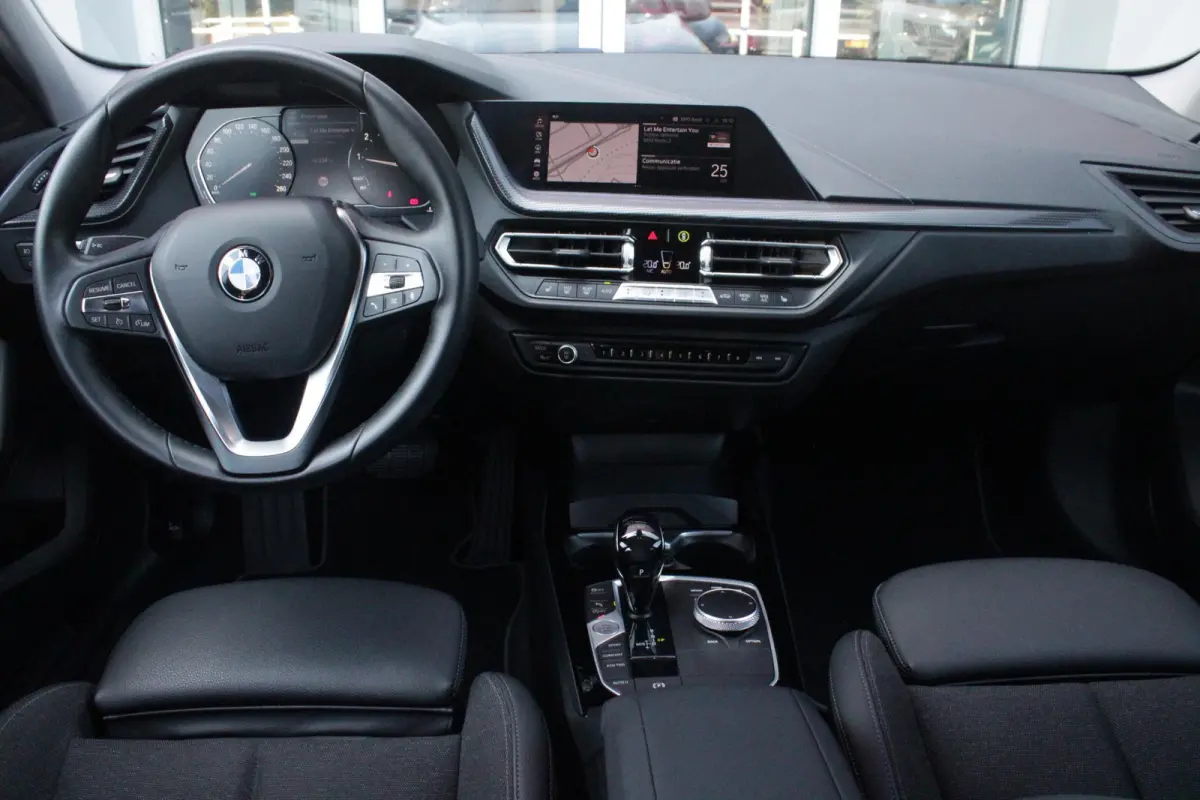 116i AUTOMAAT HIGH EXECUTIVE | DRAADLOZE APPLE CARPLAY/ANDROID AUTO | NAVIGATIE | PARKEERSENSOREN VOOR + ACHTER | SHADOW LINE | STOEL VERWARMING | CRUISE CONTROL | DAB+ RADIO | 17" LICHTMETA