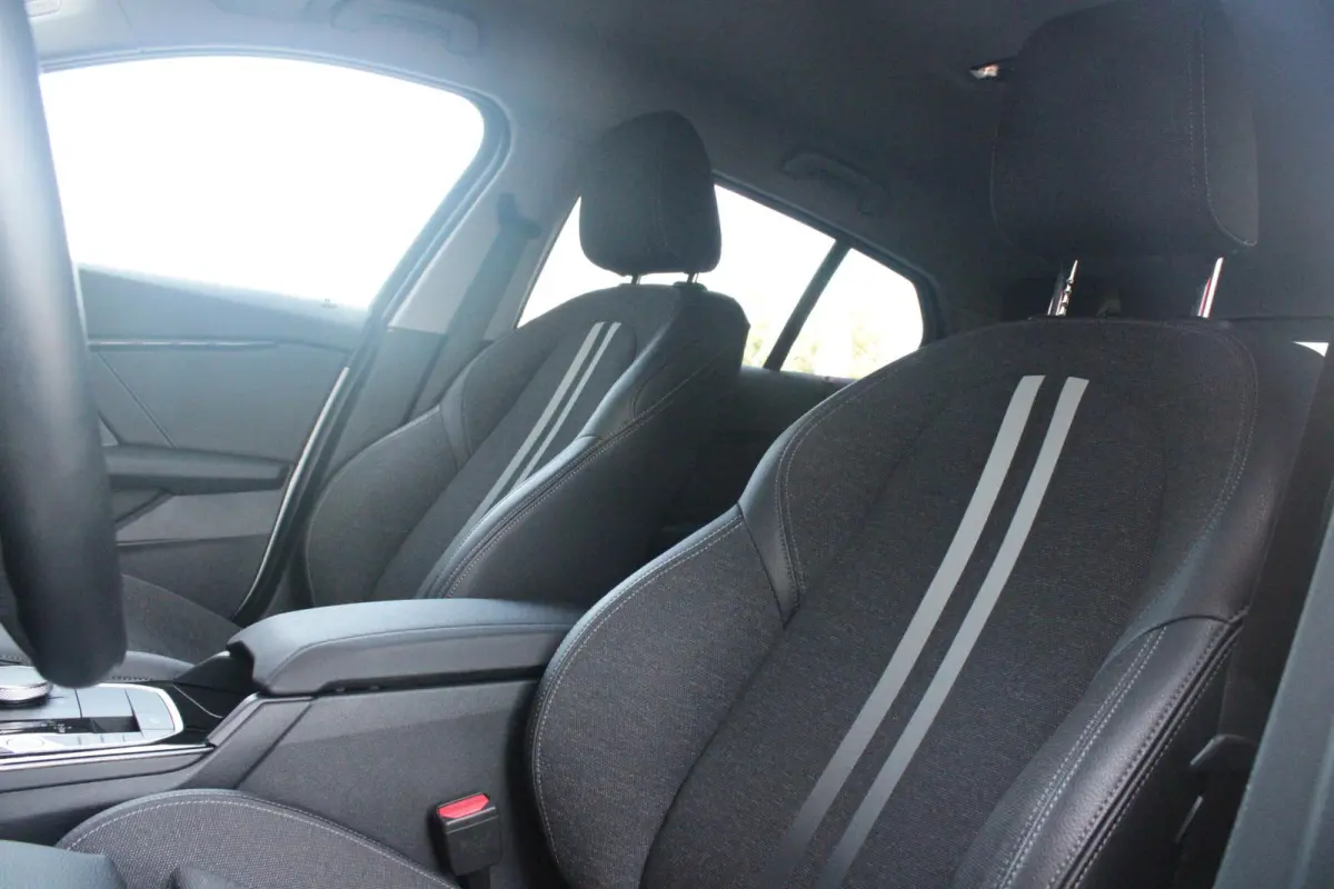 116i AUTOMAAT HIGH EXECUTIVE | DRAADLOZE APPLE CARPLAY/ANDROID AUTO | NAVIGATIE | PARKEERSENSOREN VOOR + ACHTER | SHADOW LINE | STOEL VERWARMING | CRUISE CONTROL | DAB+ RADIO | 17" LICHTMETA