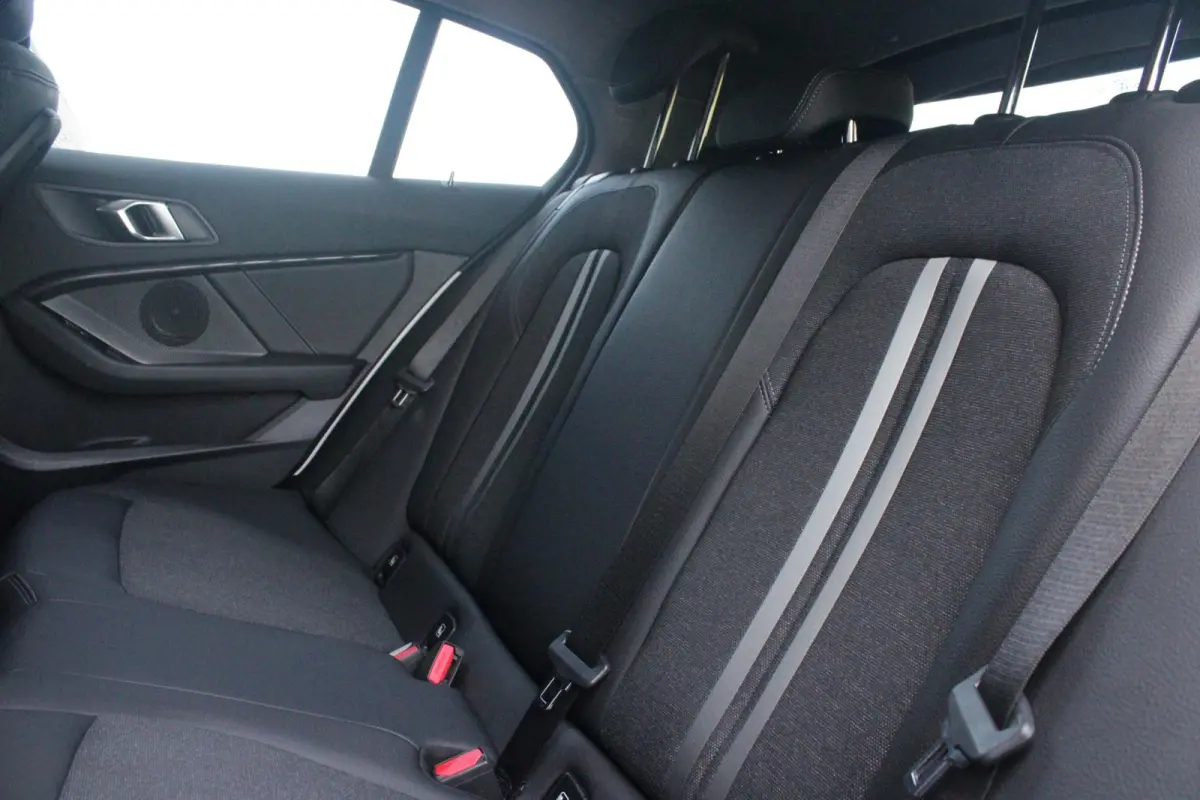 116i AUTOMAAT HIGH EXECUTIVE | DRAADLOZE APPLE CARPLAY/ANDROID AUTO | NAVIGATIE | PARKEERSENSOREN VOOR + ACHTER | SHADOW LINE | STOEL VERWARMING | CRUISE CONTROL | DAB+ RADIO | 17" LICHTMETA