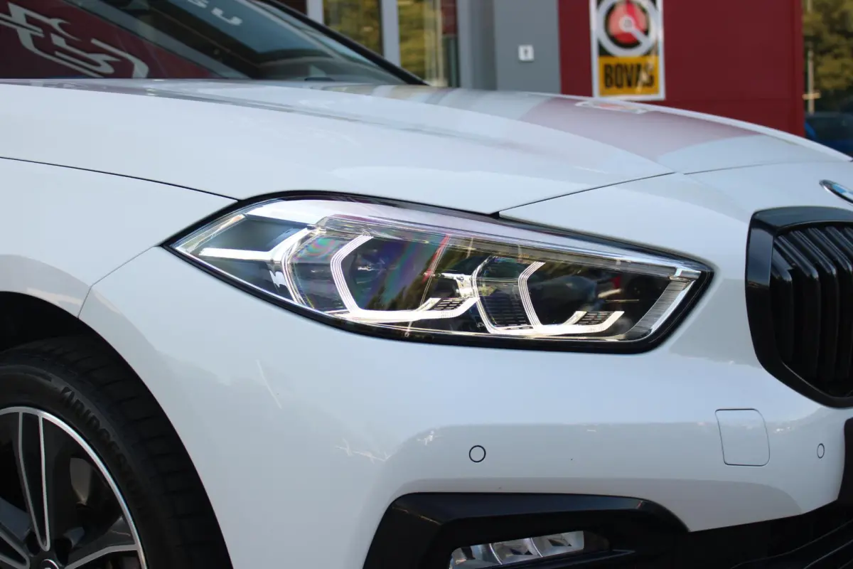 116i AUTOMAAT HIGH EXECUTIVE | DRAADLOZE APPLE CARPLAY/ANDROID AUTO | NAVIGATIE | PARKEERSENSOREN VOOR + ACHTER | SHADOW LINE | STOEL VERWARMING | CRUISE CONTROL | DAB+ RADIO | 17" LICHTMETA