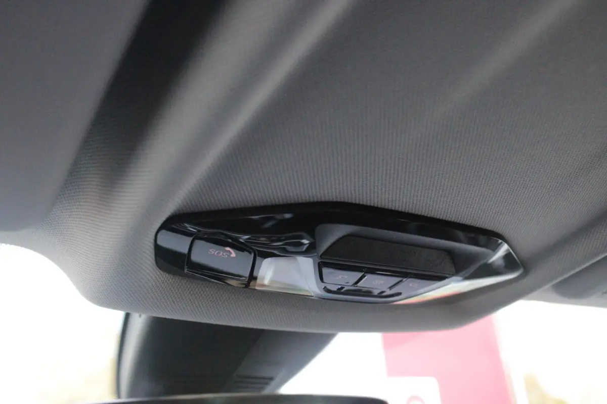 116i AUTOMAAT HIGH EXECUTIVE | DRAADLOZE APPLE CARPLAY/ANDROID AUTO | NAVIGATIE | PARKEERSENSOREN VOOR + ACHTER | SHADOW LINE | STOEL VERWARMING | CRUISE CONTROL | DAB+ RADIO | 17" LICHTMETA