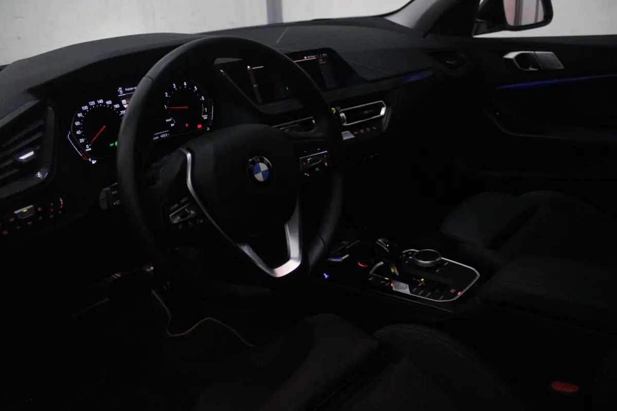 116i AUTOMAAT HIGH EXECUTIVE | DRAADLOZE APPLE CARPLAY/ANDROID AUTO | NAVIGATIE | PARKEERSENSOREN VOOR + ACHTER | SHADOW LINE | STOEL VERWARMING | CRUISE CONTROL | DAB+ RADIO | 17" LICHTMETA