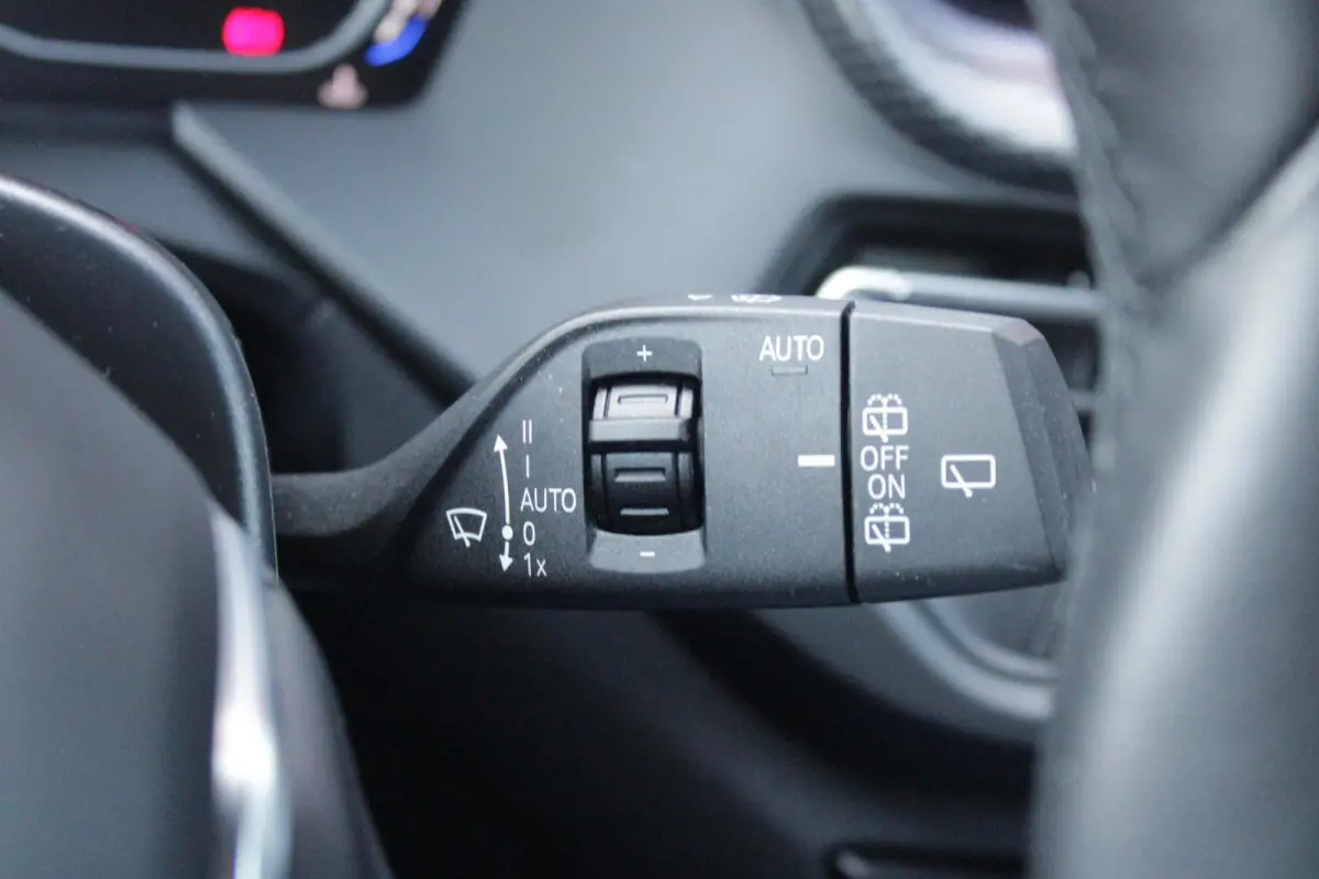 116i AUTOMAAT HIGH EXECUTIVE | DRAADLOZE APPLE CARPLAY/ANDROID AUTO | NAVIGATIE | PARKEERSENSOREN VOOR + ACHTER | SHADOW LINE | STOEL VERWARMING | CRUISE CONTROL | DAB+ RADIO | 17" LICHTMETA