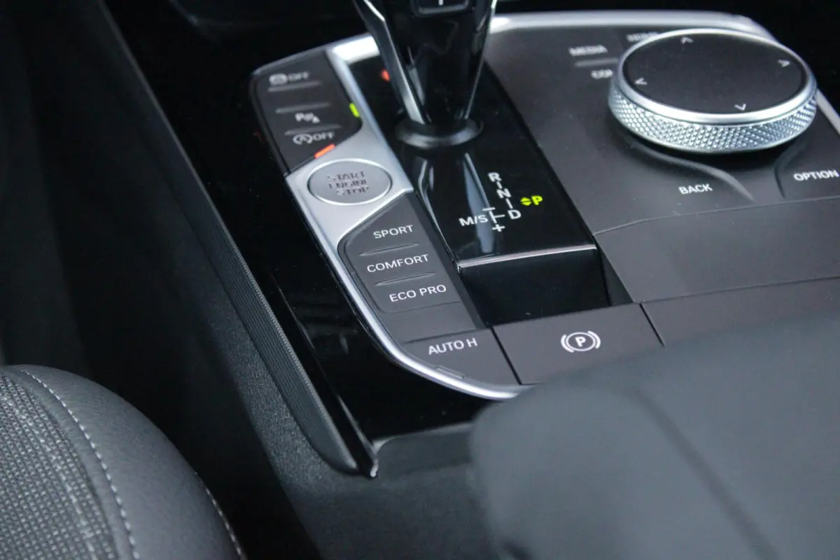116i AUTOMAAT HIGH EXECUTIVE | DRAADLOZE APPLE CARPLAY/ANDROID AUTO | NAVIGATIE | PARKEERSENSOREN VOOR + ACHTER | SHADOW LINE | STOEL VERWARMING | CRUISE CONTROL | DAB+ RADIO | 17" LICHTMETA