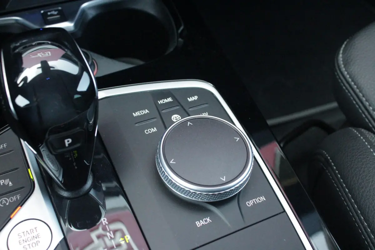 116i AUTOMAAT HIGH EXECUTIVE | DRAADLOZE APPLE CARPLAY/ANDROID AUTO | NAVIGATIE | PARKEERSENSOREN VOOR + ACHTER | SHADOW LINE | STOEL VERWARMING | CRUISE CONTROL | DAB+ RADIO | 17" LICHTMETA