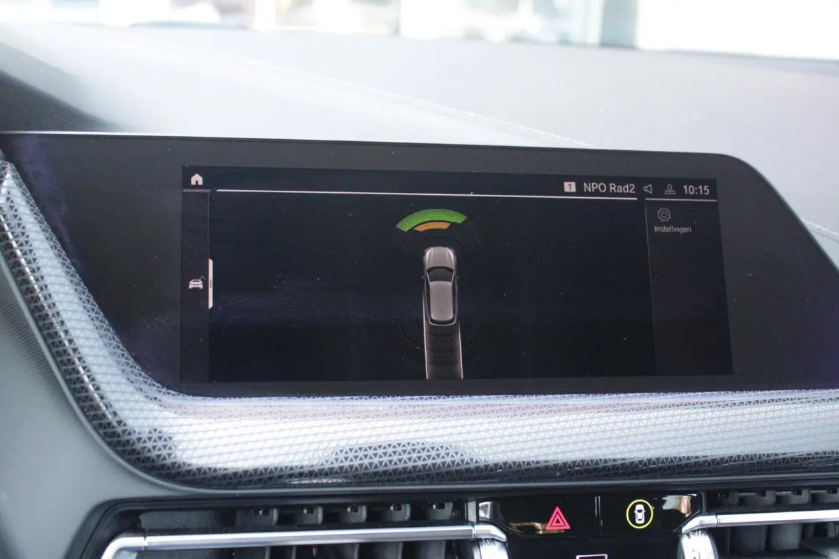 116i AUTOMAAT HIGH EXECUTIVE | DRAADLOZE APPLE CARPLAY/ANDROID AUTO | NAVIGATIE | PARKEERSENSOREN VOOR + ACHTER | SHADOW LINE | STOEL VERWARMING | CRUISE CONTROL | DAB+ RADIO | 17" LICHTMETA