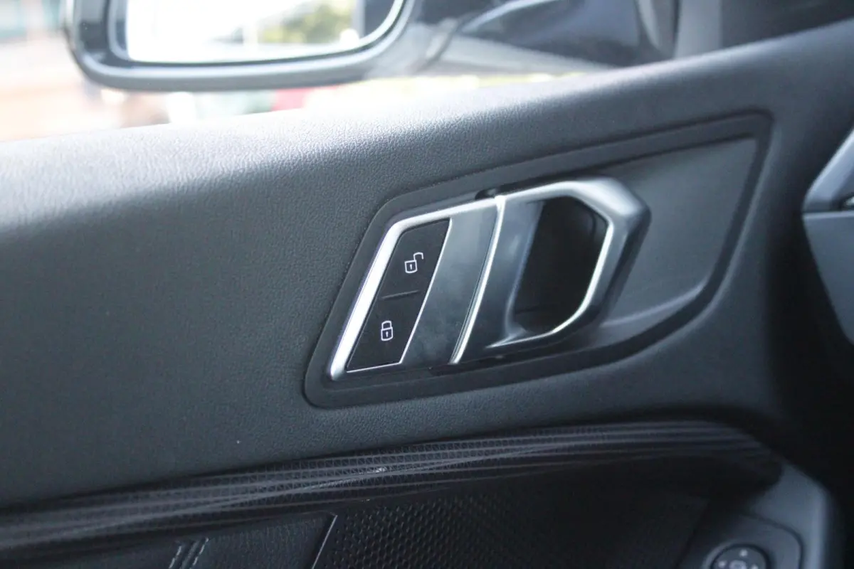 116i AUTOMAAT HIGH EXECUTIVE | DRAADLOZE APPLE CARPLAY/ANDROID AUTO | NAVIGATIE | PARKEERSENSOREN VOOR + ACHTER | SHADOW LINE | STOEL VERWARMING | CRUISE CONTROL | DAB+ RADIO | 17" LICHTMETA