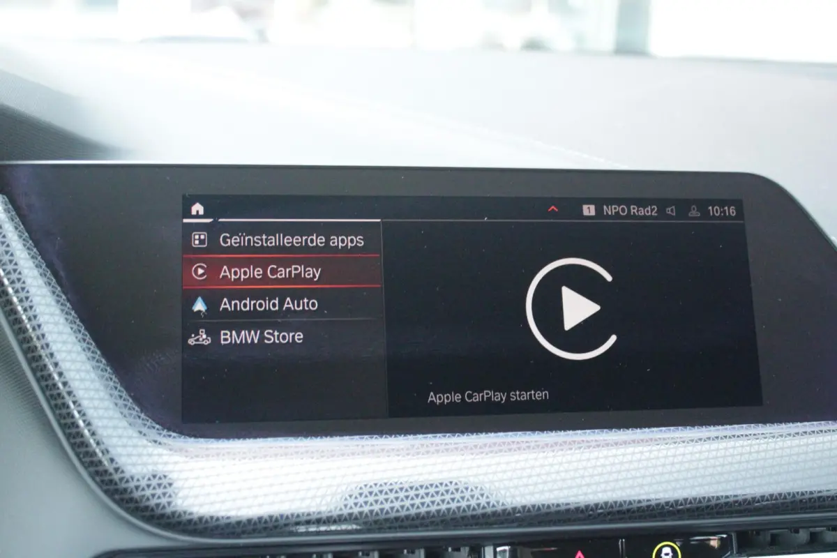 116i AUTOMAAT HIGH EXECUTIVE | DRAADLOZE APPLE CARPLAY/ANDROID AUTO | NAVIGATIE | PARKEERSENSOREN VOOR + ACHTER | SHADOW LINE | STOEL VERWARMING | CRUISE CONTROL | DAB+ RADIO | 17" LICHTMETA