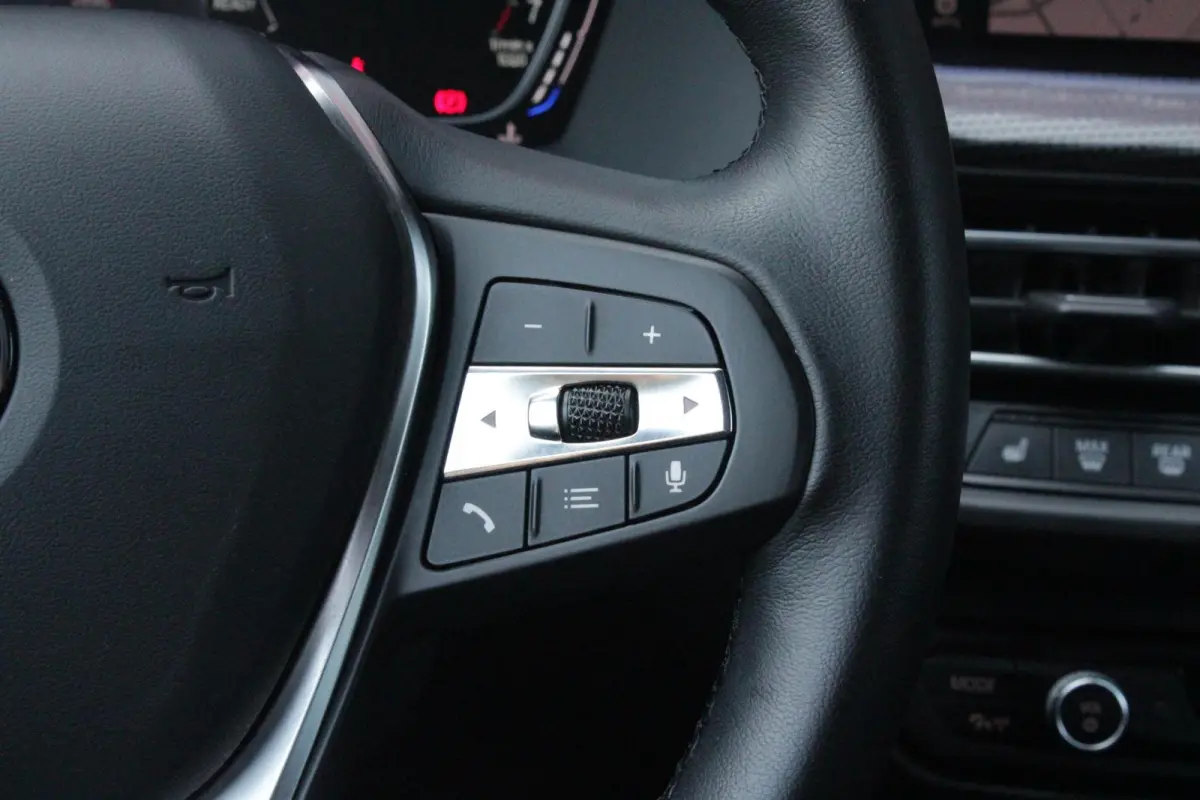 116i AUTOMAAT HIGH EXECUTIVE | DRAADLOZE APPLE CARPLAY/ANDROID AUTO | NAVIGATIE | PARKEERSENSOREN VOOR + ACHTER | SHADOW LINE | STOEL VERWARMING | CRUISE CONTROL | DAB+ RADIO | 17" LICHTMETA