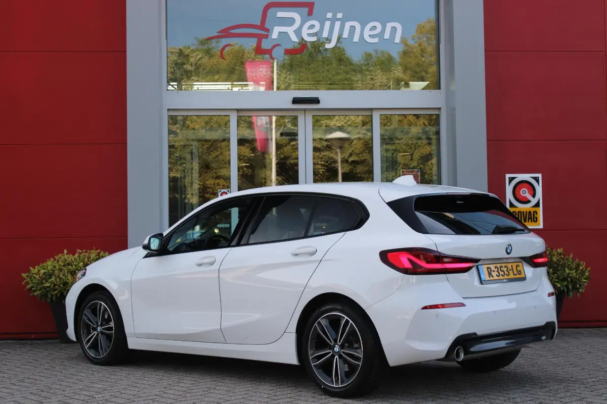 116i AUTOMAAT HIGH EXECUTIVE | DRAADLOZE APPLE CARPLAY/ANDROID AUTO | NAVIGATIE | PARKEERSENSOREN VOOR + ACHTER | SHADOW LINE | STOEL VERWARMING | CRUISE CONTROL | DAB+ RADIO | 17" LICHTMETA