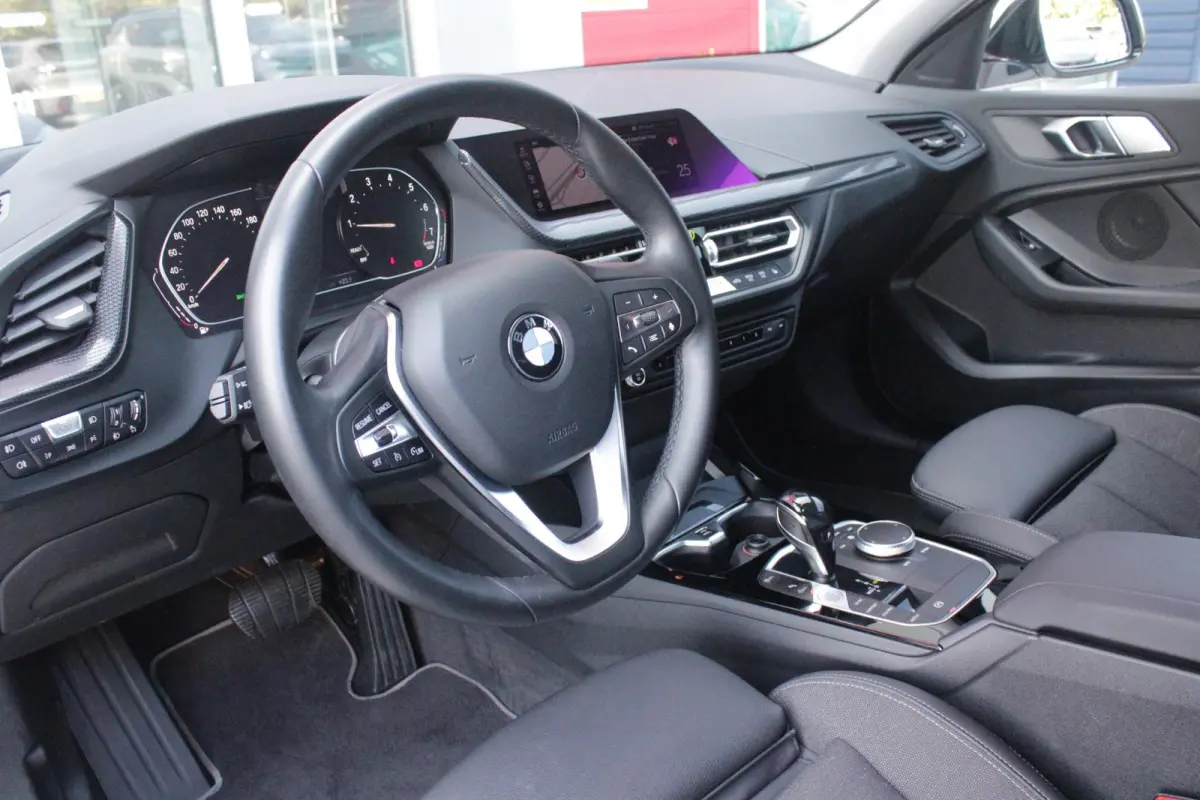116i AUTOMAAT HIGH EXECUTIVE | DRAADLOZE APPLE CARPLAY/ANDROID AUTO | NAVIGATIE | PARKEERSENSOREN VOOR + ACHTER | SHADOW LINE | STOEL VERWARMING | CRUISE CONTROL | DAB+ RADIO | 17" LICHTMETA