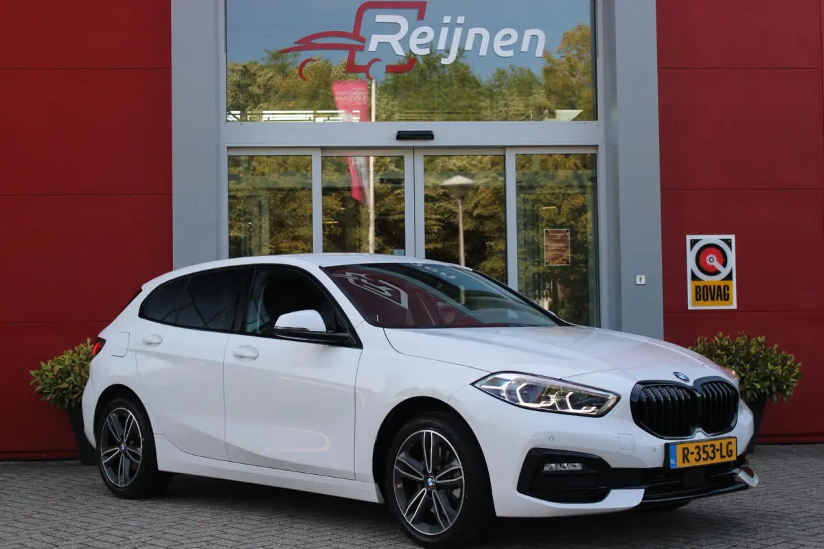 116i AUTOMAAT HIGH EXECUTIVE | DRAADLOZE APPLE CARPLAY/ANDROID AUTO | NAVIGATIE | PARKEERSENSOREN VOOR + ACHTER | SHADOW LINE | STOEL VERWARMING | CRUISE CONTROL | DAB+ RADIO | 17" LICHTMETA