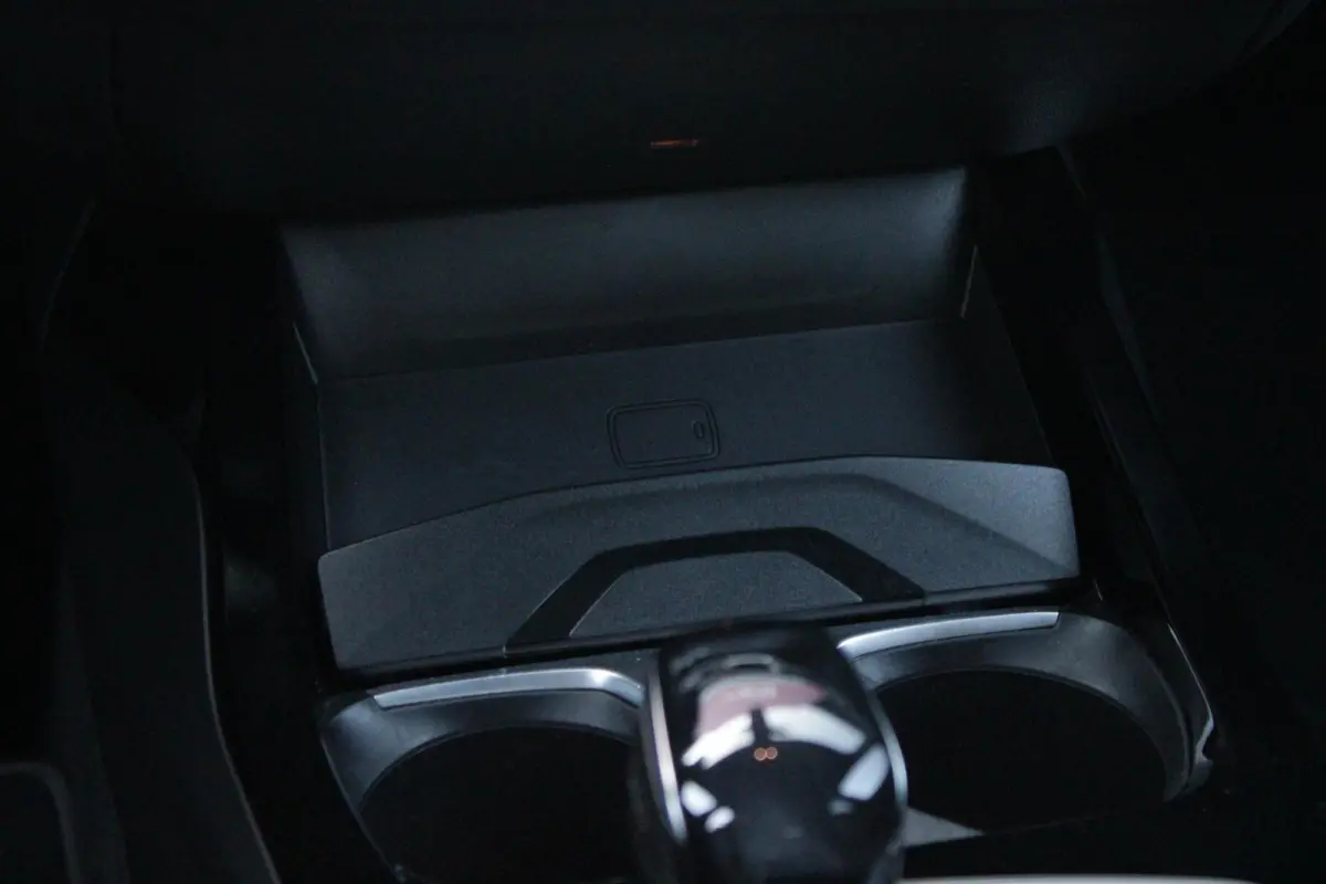 116i AUTOMAAT HIGH EXECUTIVE | DRAADLOZE APPLE CARPLAY/ANDROID AUTO | NAVIGATIE | PARKEERSENSOREN VOOR + ACHTER | SHADOW LINE | STOEL VERWARMING | CRUISE CONTROL | DAB+ RADIO | 17" LICHTMETA