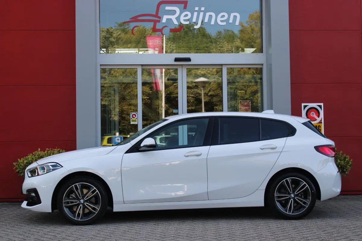 116i AUTOMAAT HIGH EXECUTIVE | DRAADLOZE APPLE CARPLAY/ANDROID AUTO | NAVIGATIE | PARKEERSENSOREN VOOR + ACHTER | SHADOW LINE | STOEL VERWARMING | CRUISE CONTROL | DAB+ RADIO | 17" LICHTMETA