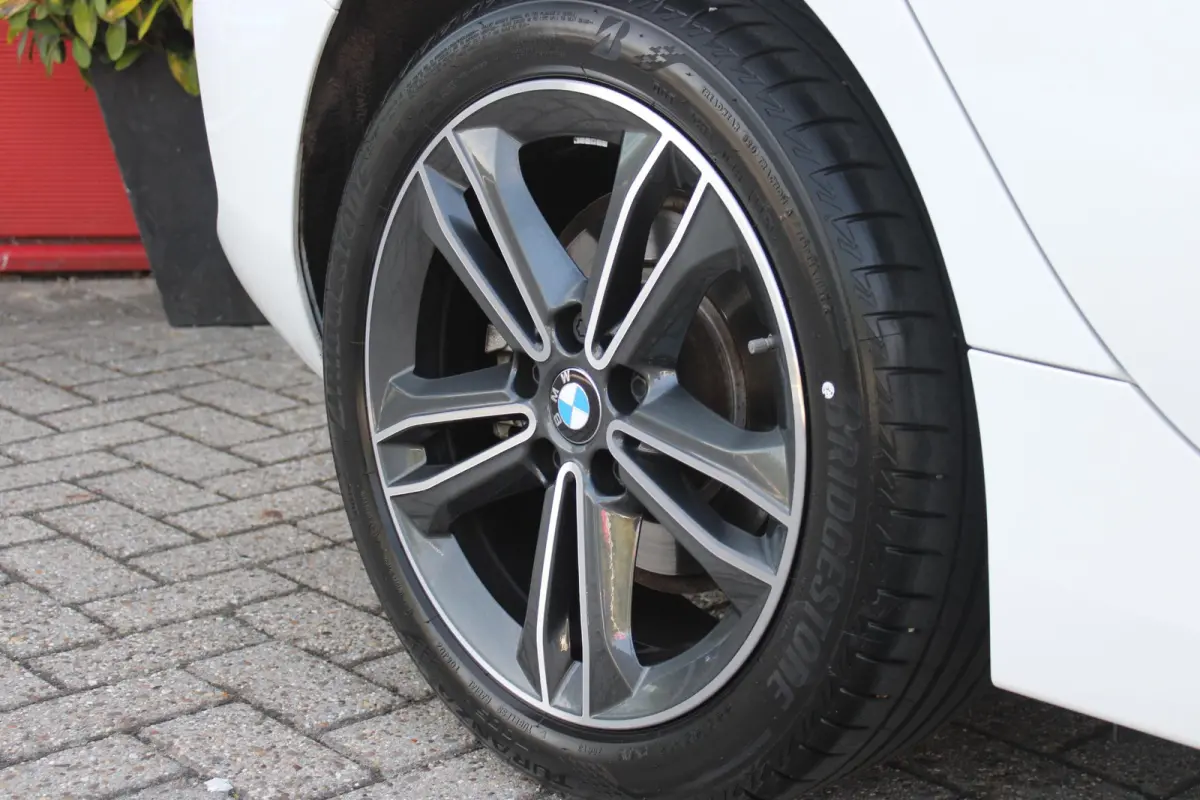 116i AUTOMAAT HIGH EXECUTIVE | DRAADLOZE APPLE CARPLAY/ANDROID AUTO | NAVIGATIE | PARKEERSENSOREN VOOR + ACHTER | SHADOW LINE | STOEL VERWARMING | CRUISE CONTROL | DAB+ RADIO | 17" LICHTMETA