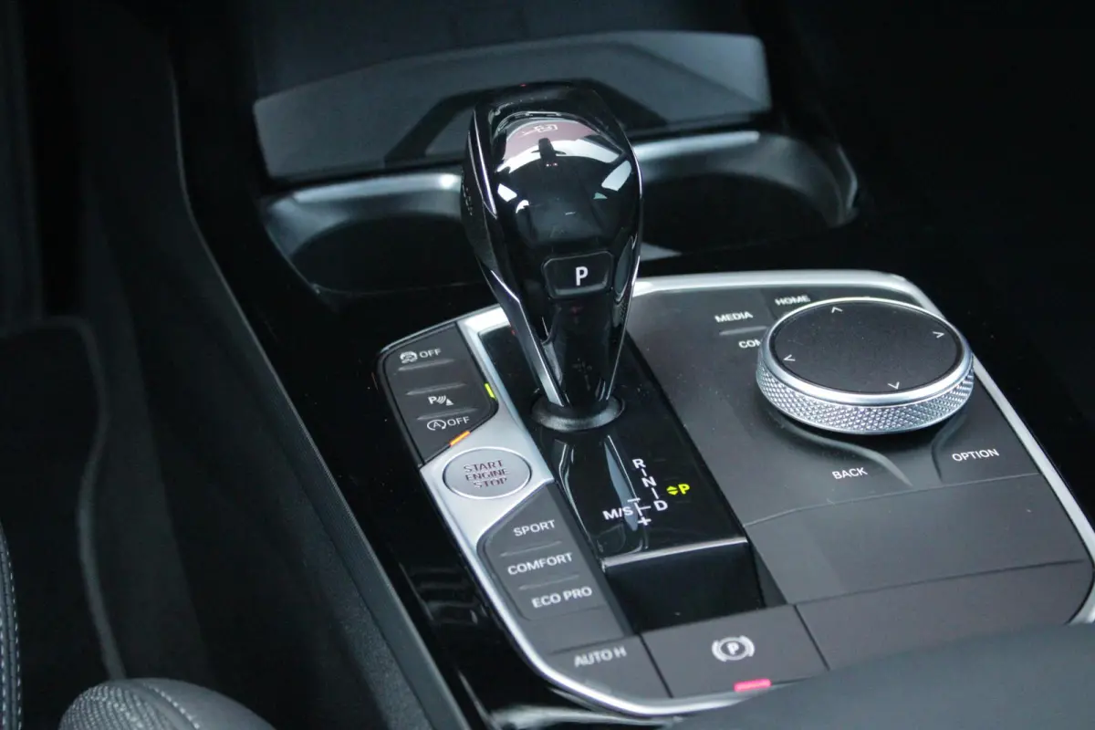 116i AUTOMAAT HIGH EXECUTIVE | DRAADLOZE APPLE CARPLAY/ANDROID AUTO | NAVIGATIE | PARKEERSENSOREN VOOR + ACHTER | SHADOW LINE | STOEL VERWARMING | CRUISE CONTROL | DAB+ RADIO | 17" LICHTMETA