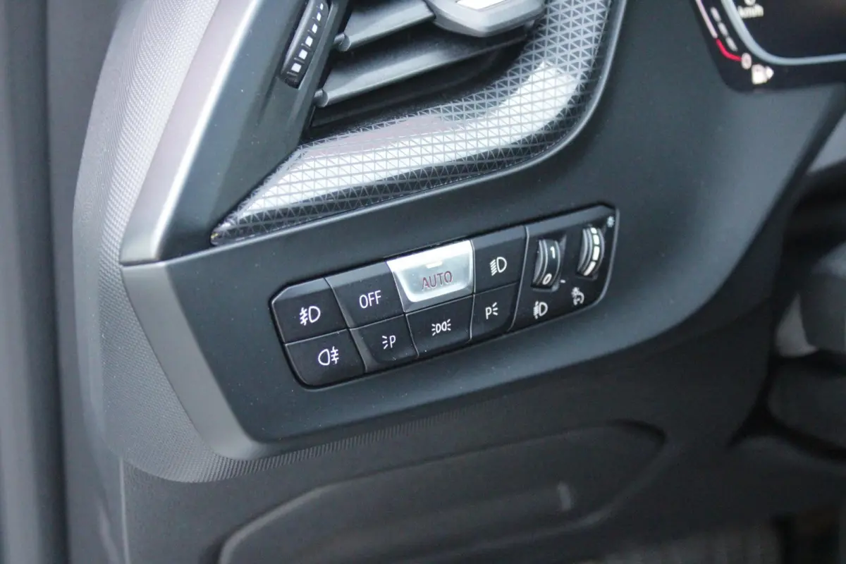 116i AUTOMAAT HIGH EXECUTIVE | DRAADLOZE APPLE CARPLAY/ANDROID AUTO | NAVIGATIE | PARKEERSENSOREN VOOR + ACHTER | SHADOW LINE | STOEL VERWARMING | CRUISE CONTROL | DAB+ RADIO | 17" LICHTMETA