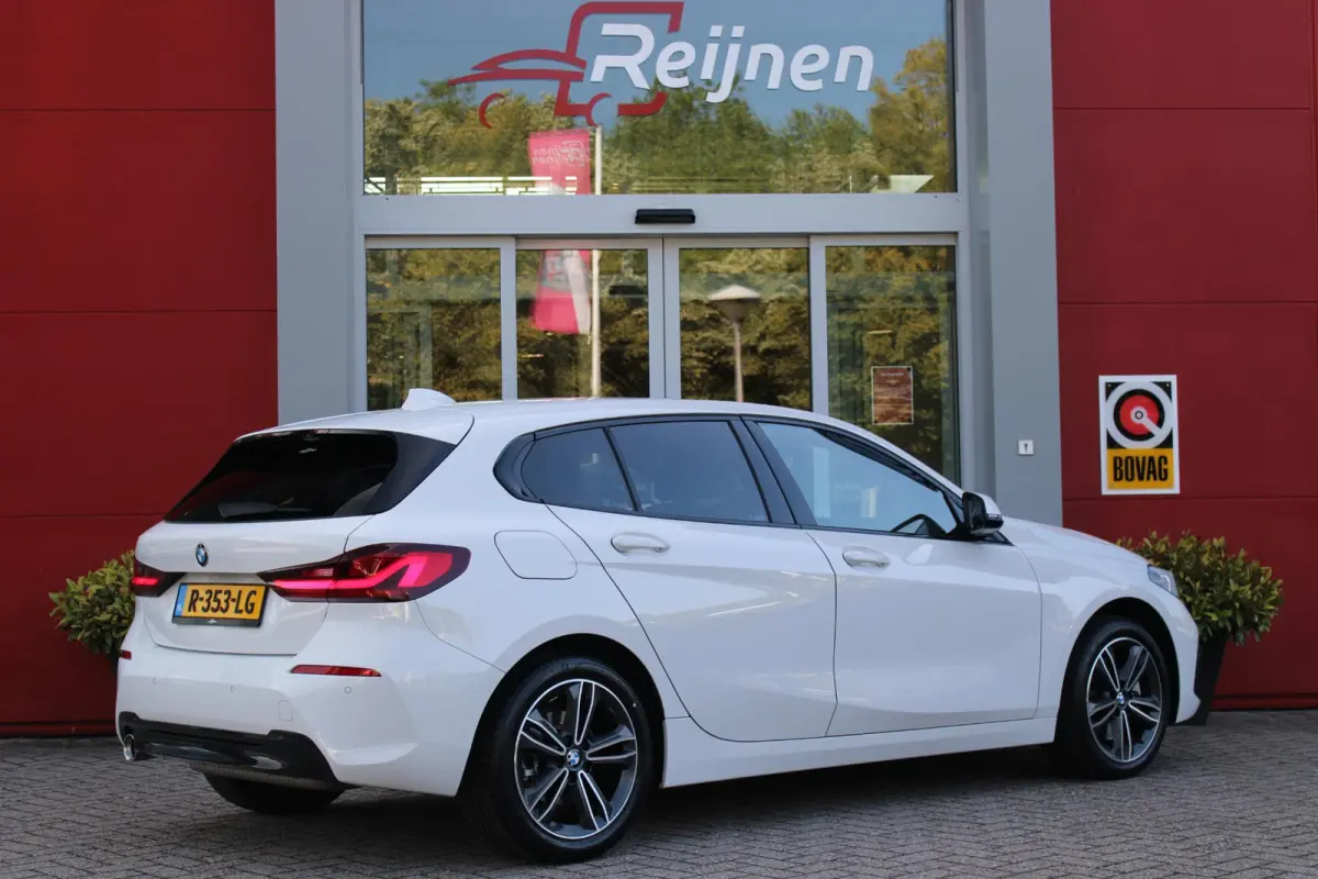 116i AUTOMAAT HIGH EXECUTIVE | DRAADLOZE APPLE CARPLAY/ANDROID AUTO | NAVIGATIE | PARKEERSENSOREN VOOR + ACHTER | SHADOW LINE | STOEL VERWARMING | CRUISE CONTROL | DAB+ RADIO | 17" LICHTMETA