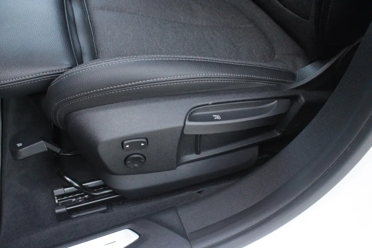 116i AUTOMAAT HIGH EXECUTIVE | DRAADLOZE APPLE CARPLAY/ANDROID AUTO | NAVIGATIE | PARKEERSENSOREN VOOR + ACHTER | SHADOW LINE | STOEL VERWARMING | CRUISE CONTROL | DAB+ RADIO | 17" LICHTMETA