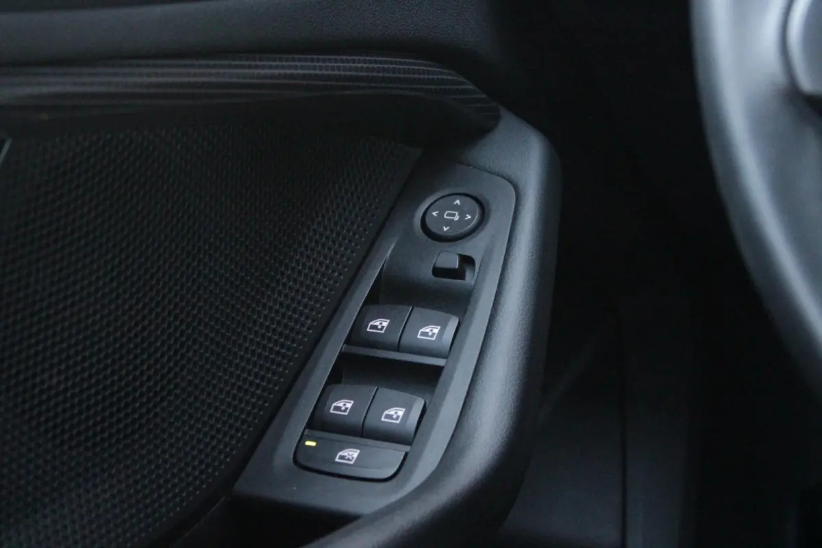 116i AUTOMAAT HIGH EXECUTIVE | DRAADLOZE APPLE CARPLAY/ANDROID AUTO | NAVIGATIE | PARKEERSENSOREN VOOR + ACHTER | SHADOW LINE | STOEL VERWARMING | CRUISE CONTROL | DAB+ RADIO | 17" LICHTMETA
