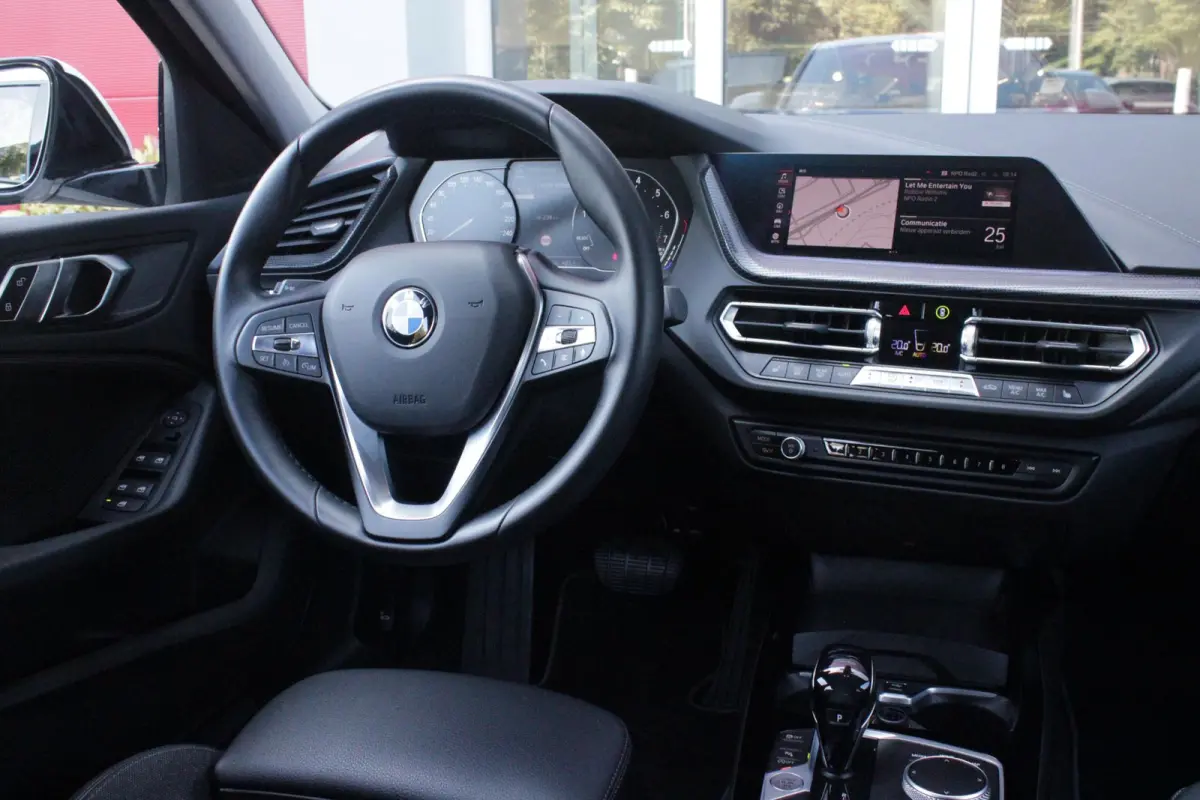 116i AUTOMAAT HIGH EXECUTIVE | DRAADLOZE APPLE CARPLAY/ANDROID AUTO | NAVIGATIE | PARKEERSENSOREN VOOR + ACHTER | SHADOW LINE | STOEL VERWARMING | CRUISE CONTROL | DAB+ RADIO | 17" LICHTMETA