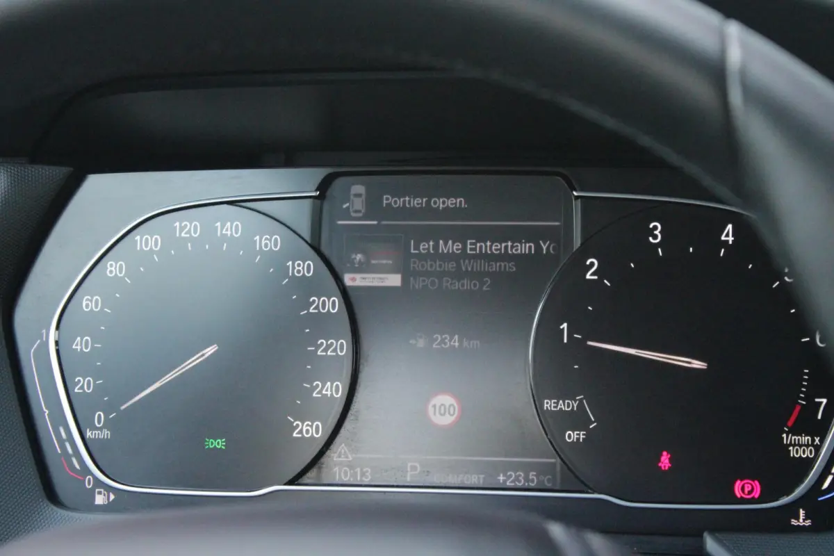 116i AUTOMAAT HIGH EXECUTIVE | DRAADLOZE APPLE CARPLAY/ANDROID AUTO | NAVIGATIE | PARKEERSENSOREN VOOR + ACHTER | SHADOW LINE | STOEL VERWARMING | CRUISE CONTROL | DAB+ RADIO | 17" LICHTMETA