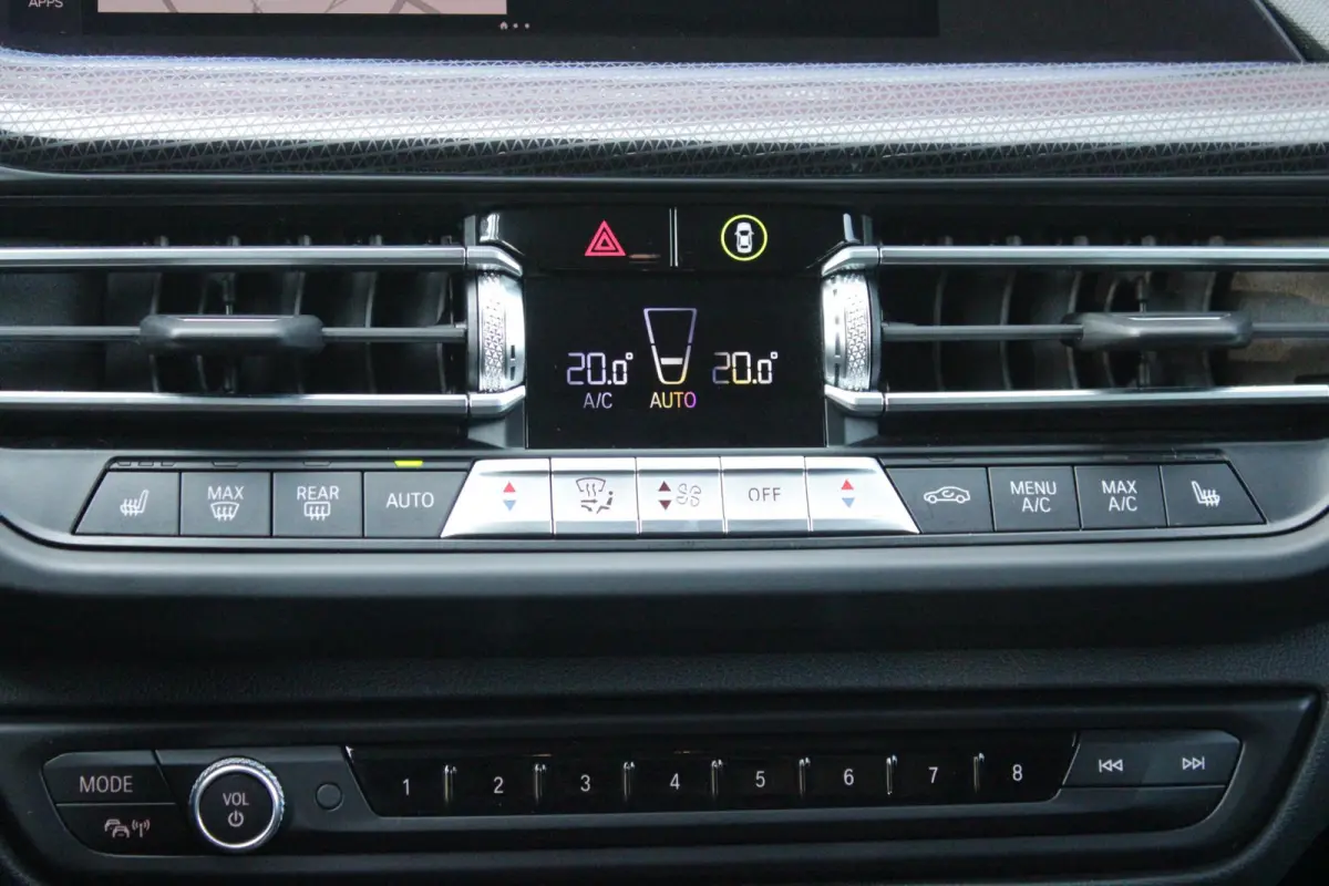 116i AUTOMAAT HIGH EXECUTIVE | DRAADLOZE APPLE CARPLAY/ANDROID AUTO | NAVIGATIE | PARKEERSENSOREN VOOR + ACHTER | SHADOW LINE | STOEL VERWARMING | CRUISE CONTROL | DAB+ RADIO | 17" LICHTMETA