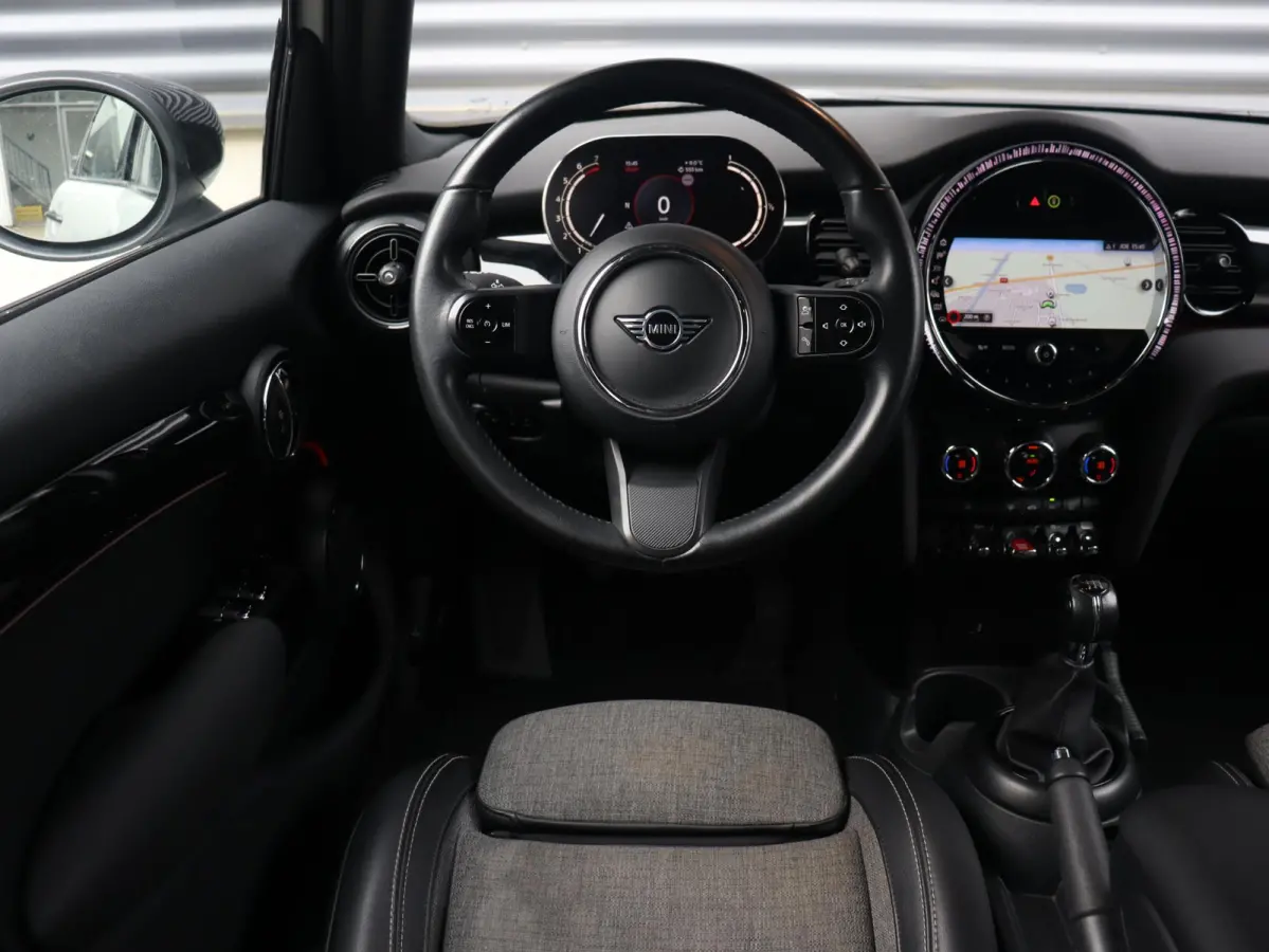 Cooper | Classic + Sportstoelen + Climate Control + Apple Carplay + Parkeersensoren + Donkere Hemelbekleding + Cruise Control + 16" Victory Spoke zwart