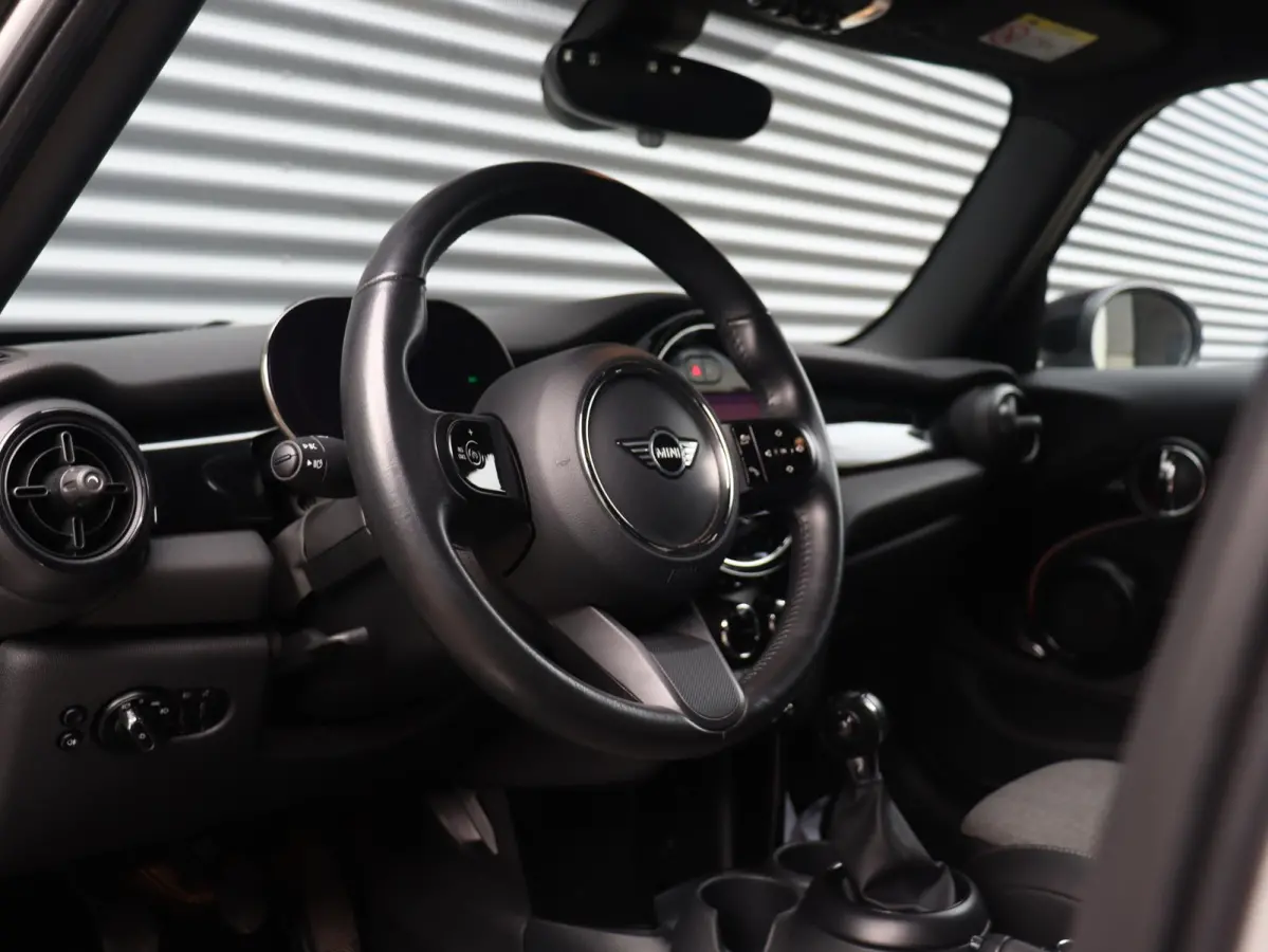 Cooper | Classic + Sportstoelen + Climate Control + Apple Carplay + Parkeersensoren + Donkere Hemelbekleding + Cruise Control + 16" Victory Spoke zwart