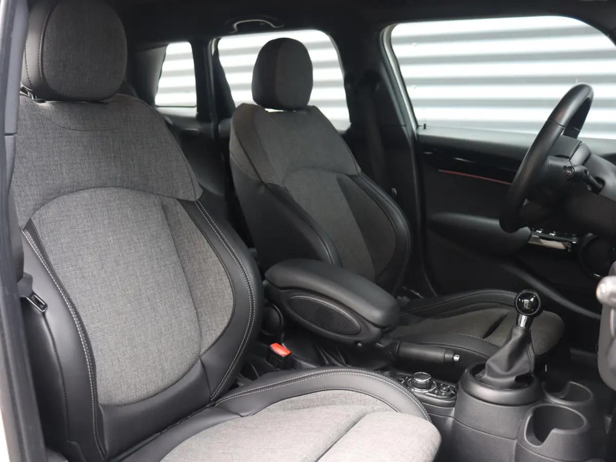 Cooper | Classic + Sportstoelen + Climate Control + Apple Carplay + Parkeersensoren + Donkere Hemelbekleding + Cruise Control + 16" Victory Spoke zwart