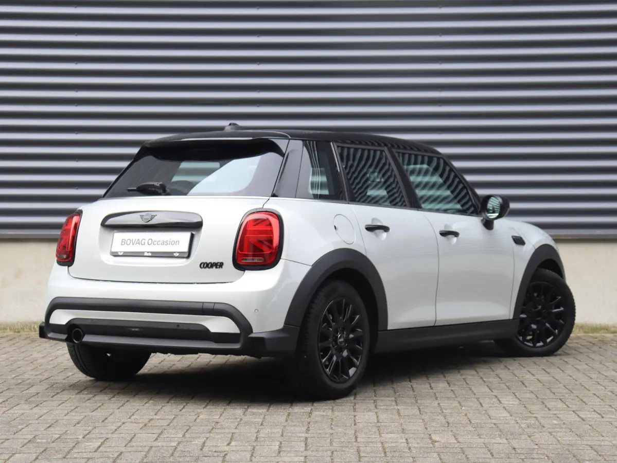 Cooper | Classic + Sportstoelen + Climate Control + Apple Carplay + Parkeersensoren + Donkere Hemelbekleding + Cruise Control + 16" Victory Spoke zwart