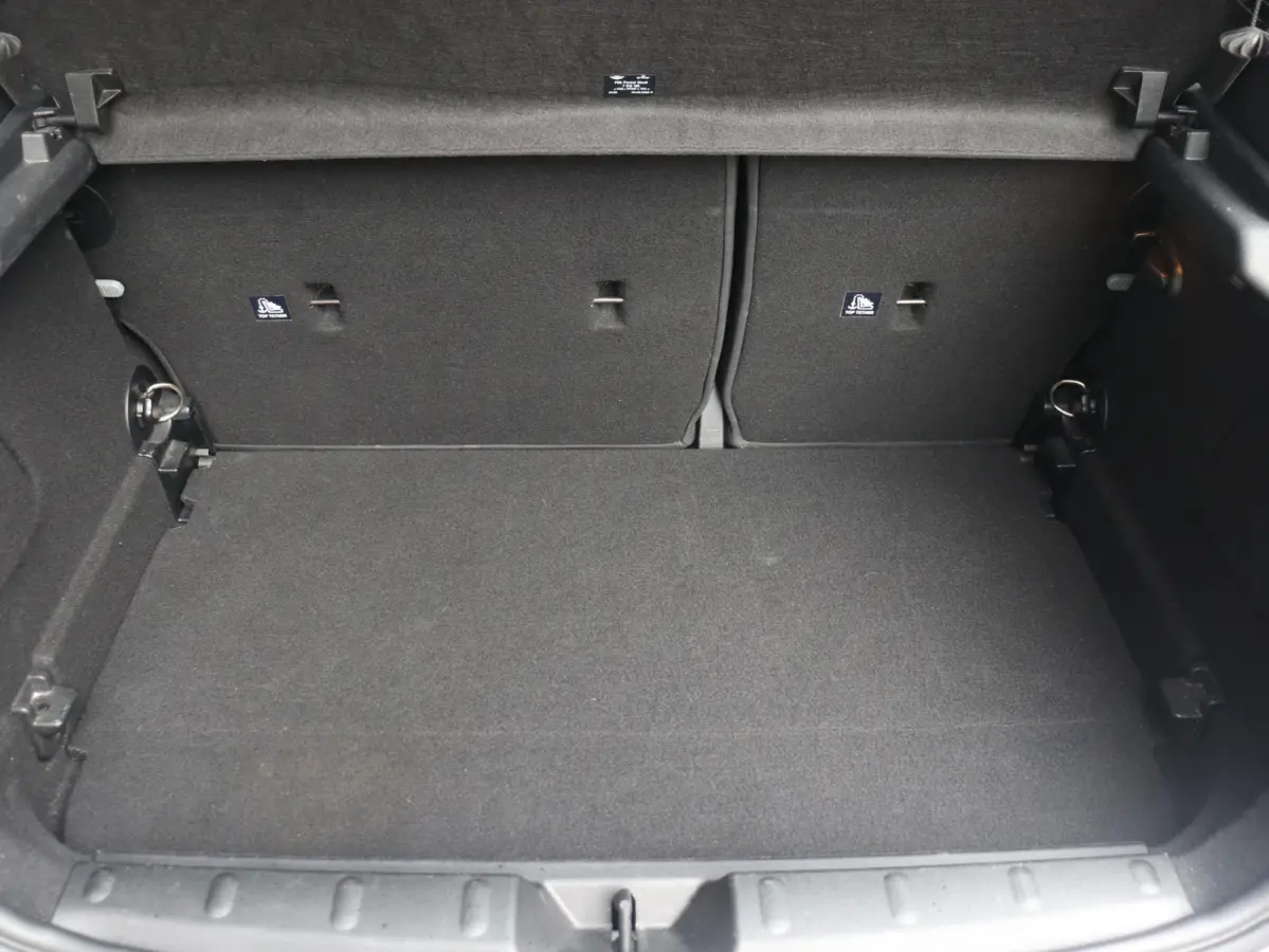 Cooper | Classic + Sportstoelen + Climate Control + Apple Carplay + Parkeersensoren + Donkere Hemelbekleding + Cruise Control + 16" Victory Spoke zwart