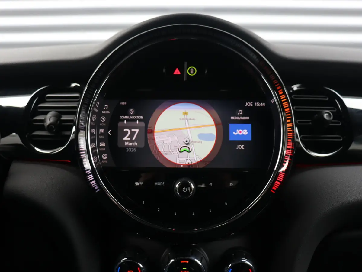 Cooper | Classic + Sportstoelen + Climate Control + Apple Carplay + Parkeersensoren + Donkere Hemelbekleding + Cruise Control + 16" Victory Spoke zwart
