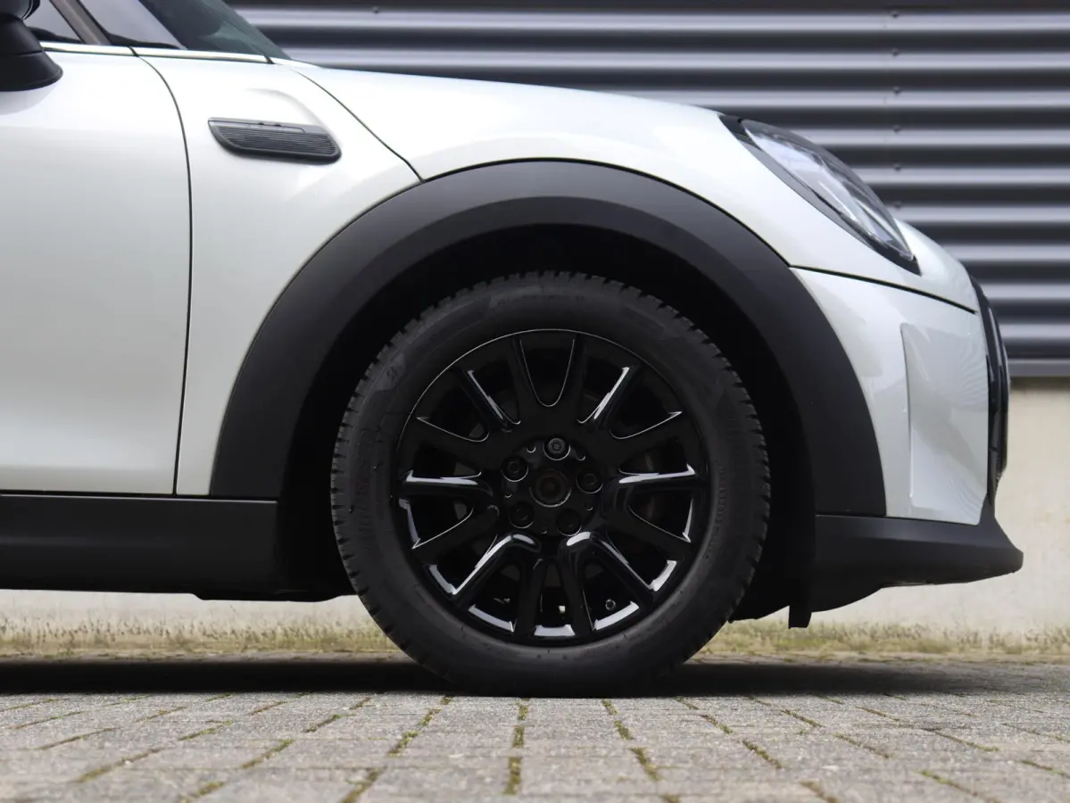 Cooper | Classic + Sportstoelen + Climate Control + Apple Carplay + Parkeersensoren + Donkere Hemelbekleding + Cruise Control + 16" Victory Spoke zwart