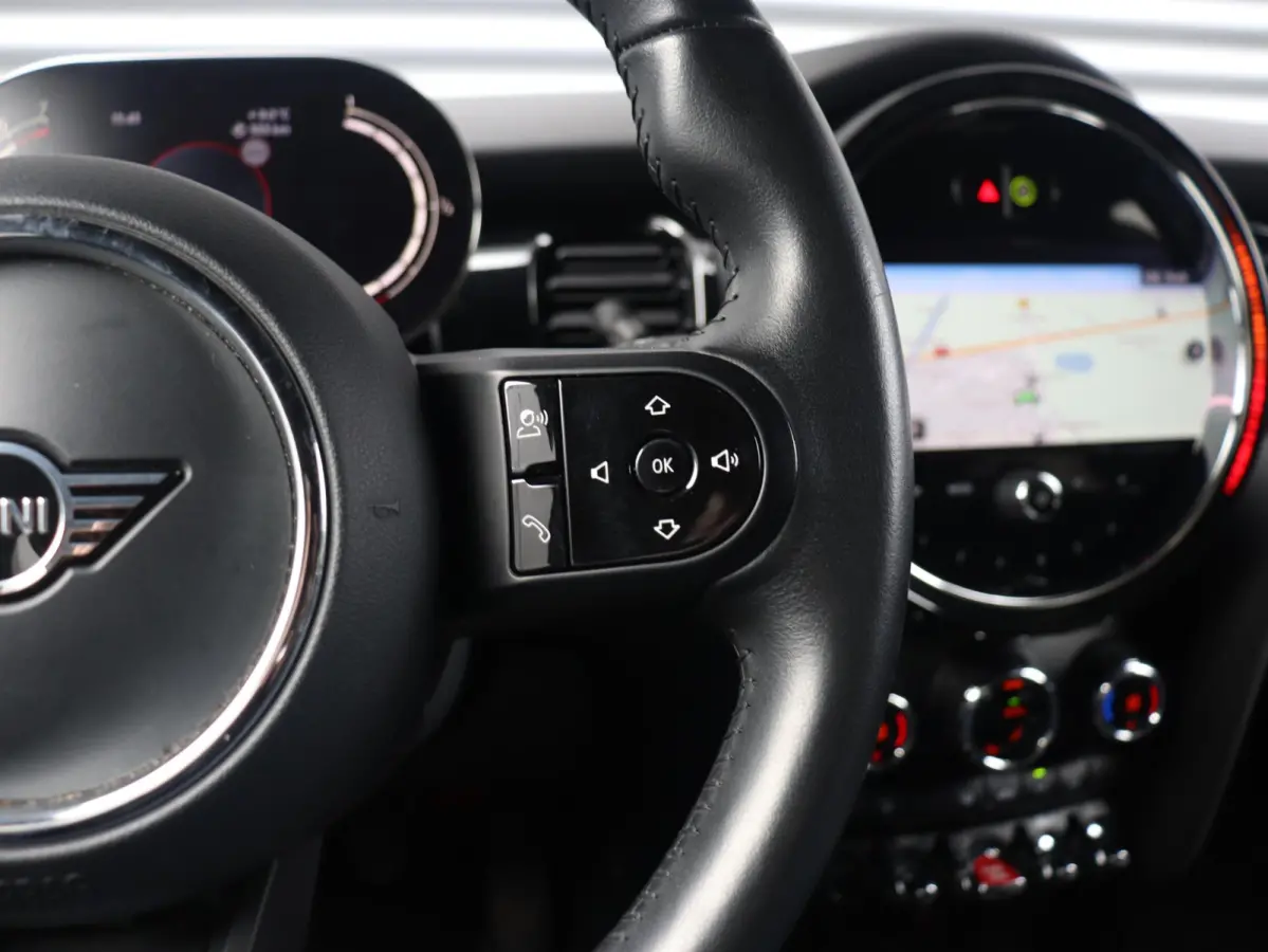 Cooper | Classic + Sportstoelen + Climate Control + Apple Carplay + Parkeersensoren + Donkere Hemelbekleding + Cruise Control + 16" Victory Spoke zwart