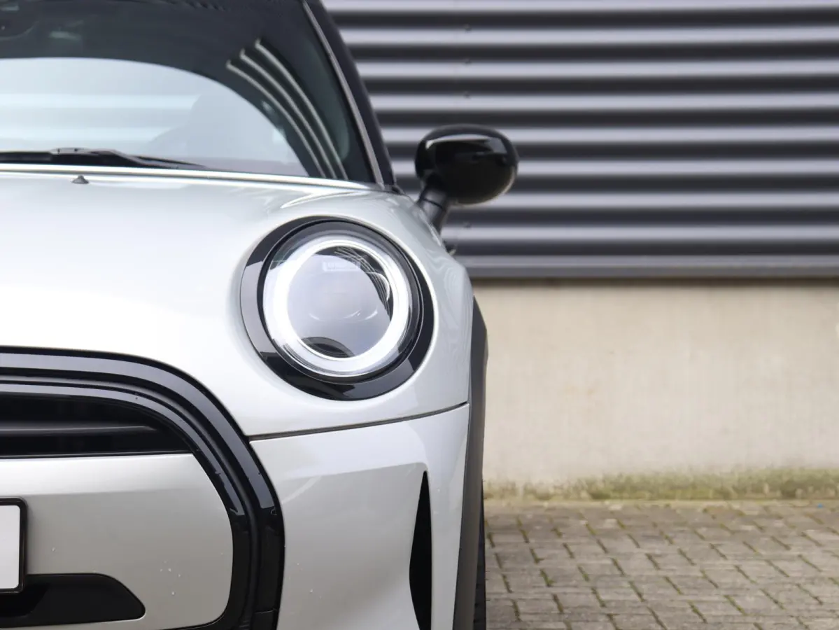 Cooper | Classic + Sportstoelen + Climate Control + Apple Carplay + Parkeersensoren + Donkere Hemelbekleding + Cruise Control + 16" Victory Spoke zwart