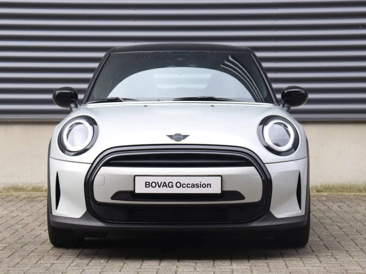 Cooper | Classic + Sportstoelen + Climate Control + Apple Carplay + Parkeersensoren + Donkere Hemelbekleding + Cruise Control + 16" Victory Spoke zwart