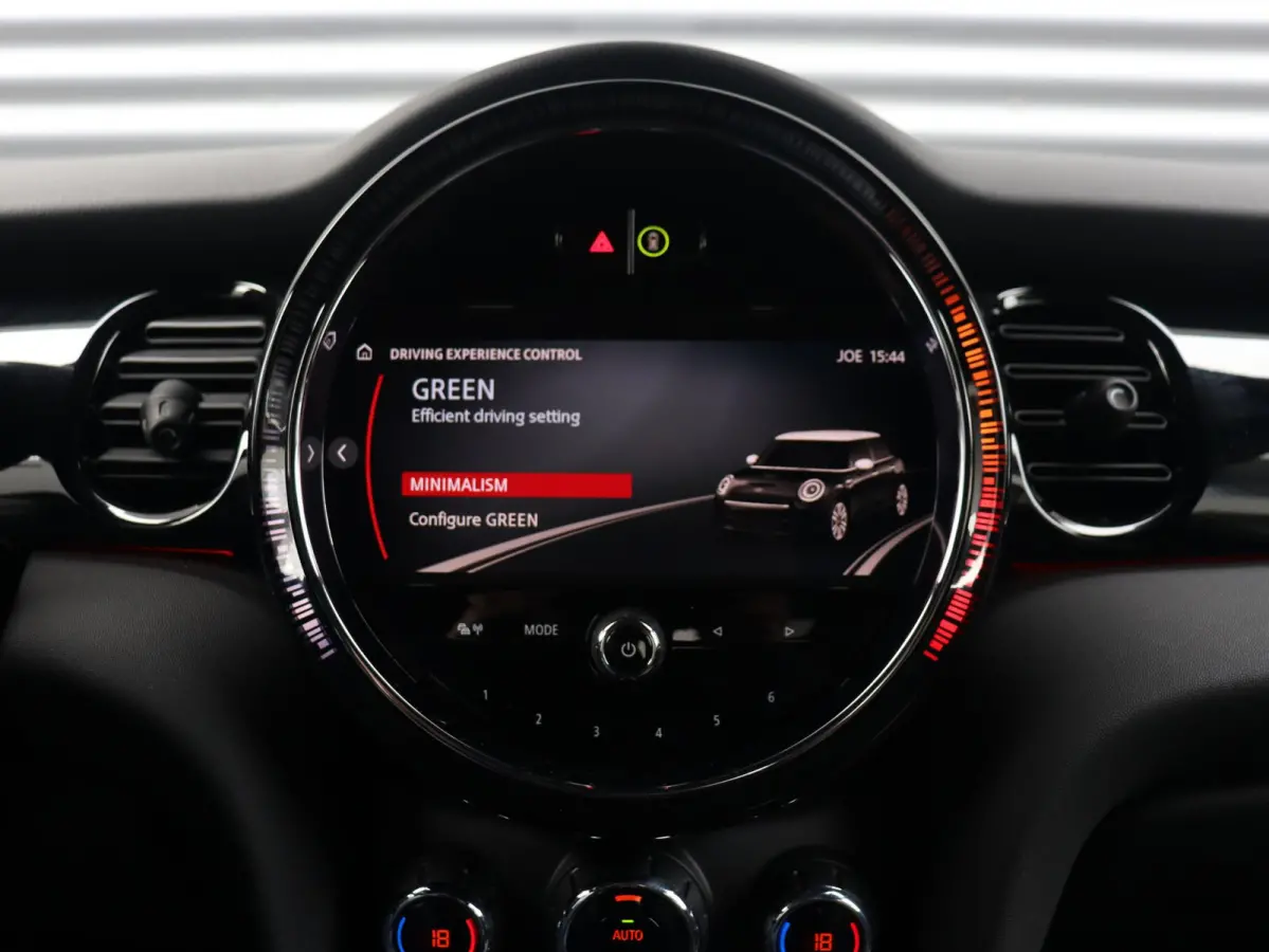 Cooper | Classic + Sportstoelen + Climate Control + Apple Carplay + Parkeersensoren + Donkere Hemelbekleding + Cruise Control + 16" Victory Spoke zwart