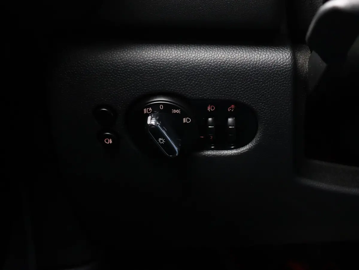 Cooper | Classic + Sportstoelen + Climate Control + Apple Carplay + Parkeersensoren + Donkere Hemelbekleding + Cruise Control + 16" Victory Spoke zwart