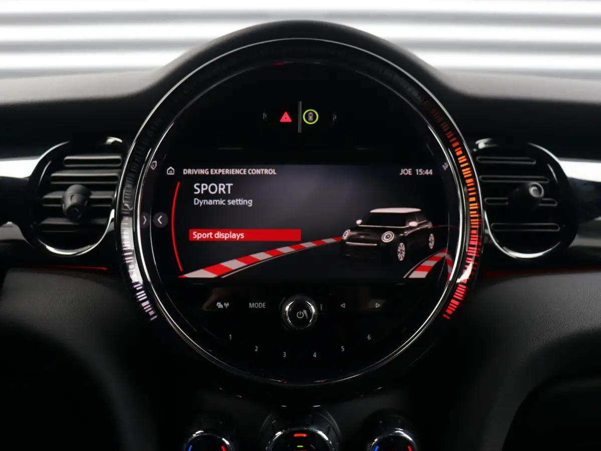 Cooper | Classic + Sportstoelen + Climate Control + Apple Carplay + Parkeersensoren + Donkere Hemelbekleding + Cruise Control + 16" Victory Spoke zwart