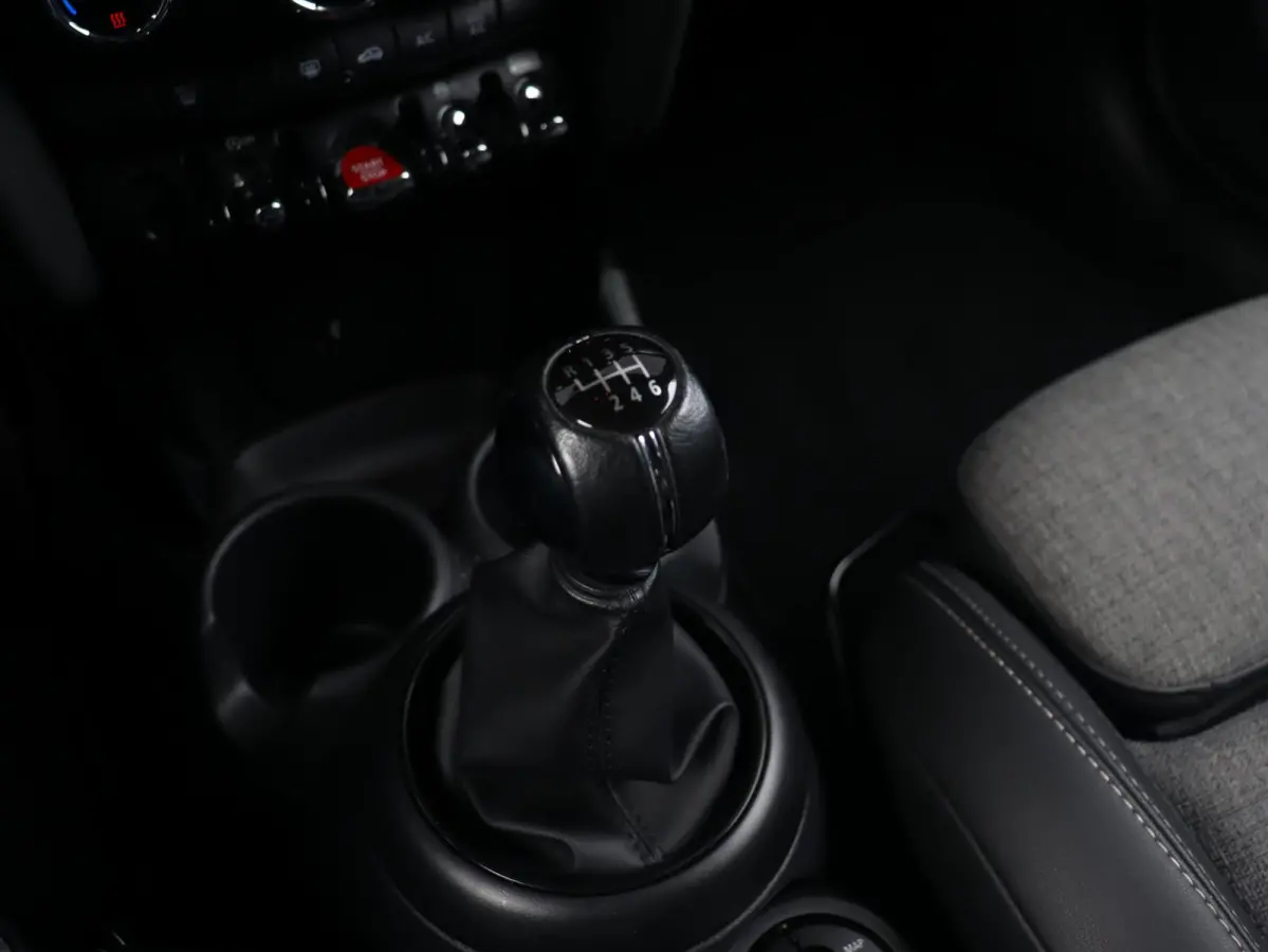 Cooper | Classic + Sportstoelen + Climate Control + Apple Carplay + Parkeersensoren + Donkere Hemelbekleding + Cruise Control + 16" Victory Spoke zwart