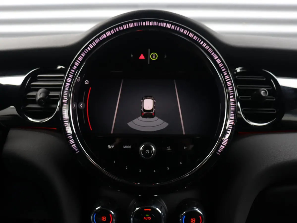 Cooper | Classic + Sportstoelen + Climate Control + Apple Carplay + Parkeersensoren + Donkere Hemelbekleding + Cruise Control + 16" Victory Spoke zwart