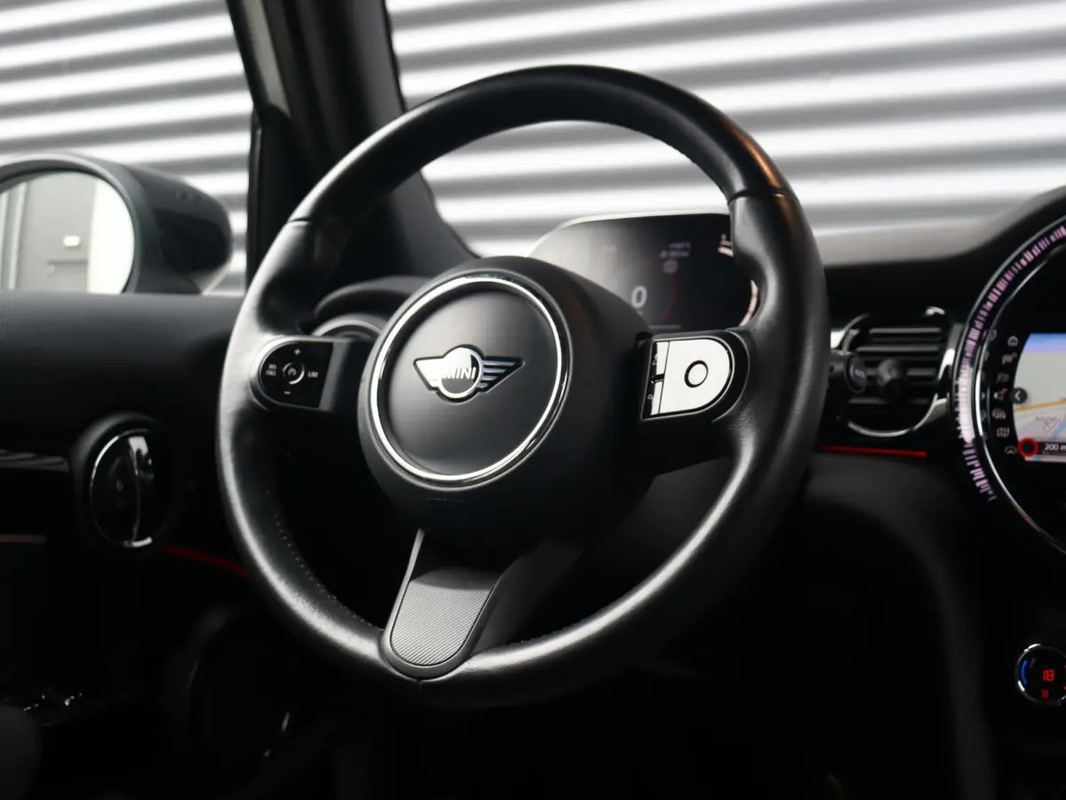 Cooper | Classic + Sportstoelen + Climate Control + Apple Carplay + Parkeersensoren + Donkere Hemelbekleding + Cruise Control + 16" Victory Spoke zwart