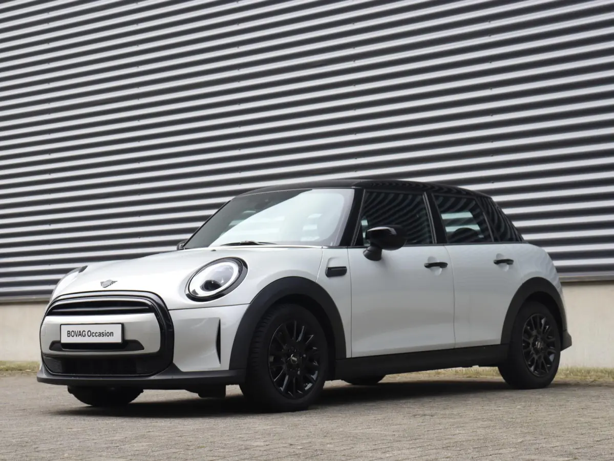 Cooper | Classic + Sportstoelen + Climate Control + Apple Carplay + Parkeersensoren + Donkere Hemelbekleding + Cruise Control + 16" Victory Spoke zwart