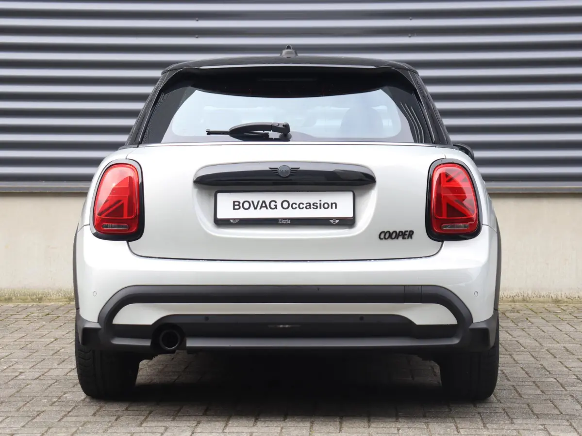 Cooper | Classic + Sportstoelen + Climate Control + Apple Carplay + Parkeersensoren + Donkere Hemelbekleding + Cruise Control + 16" Victory Spoke zwart