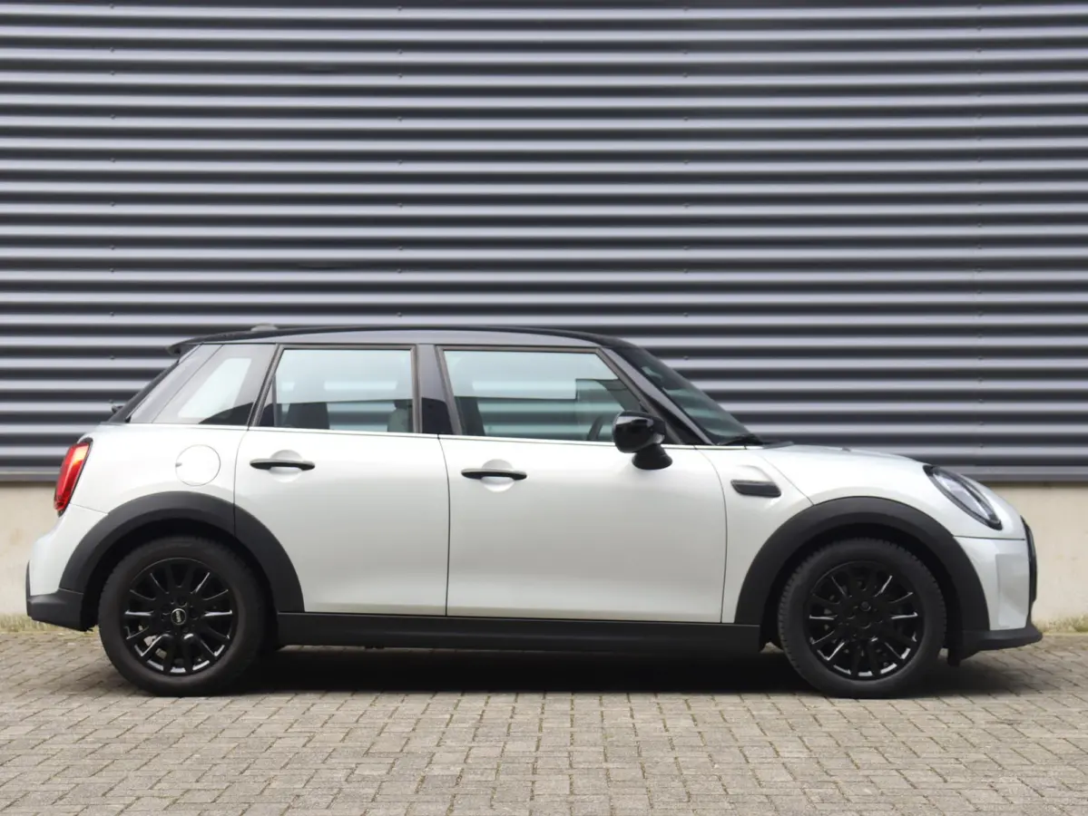 Cooper | Classic + Sportstoelen + Climate Control + Apple Carplay + Parkeersensoren + Donkere Hemelbekleding + Cruise Control + 16" Victory Spoke zwart