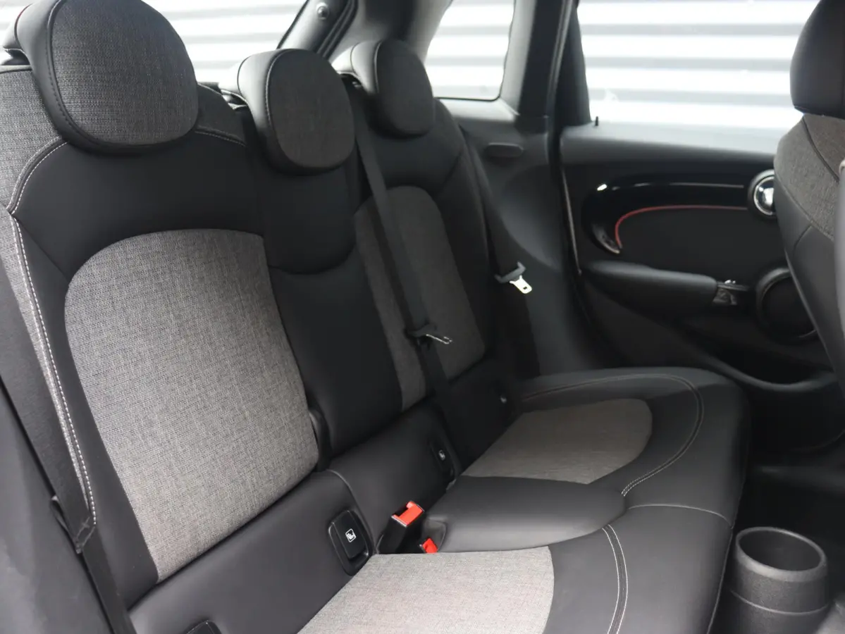 Cooper | Classic + Sportstoelen + Climate Control + Apple Carplay + Parkeersensoren + Donkere Hemelbekleding + Cruise Control + 16" Victory Spoke zwart
