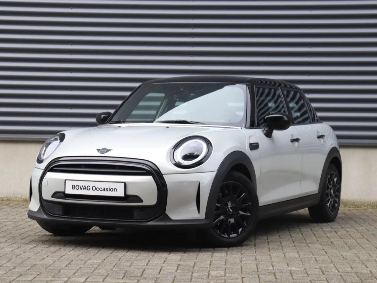 Cooper | Classic + Sportstoelen + Climate Control + Apple Carplay + Parkeersensoren + Donkere Hemelbekleding + Cruise Control + 16" Victory Spoke zwart