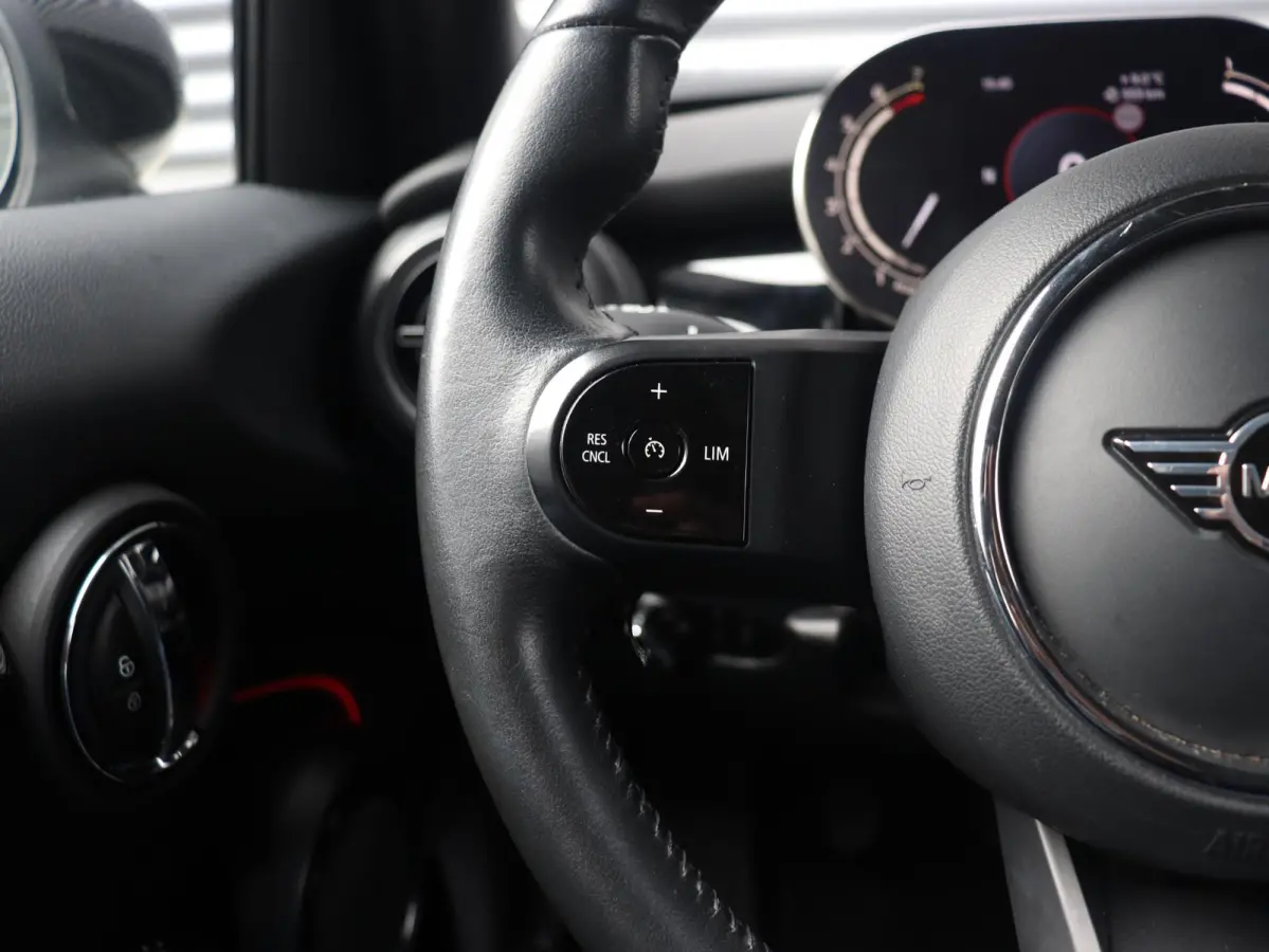 Cooper | Classic + Sportstoelen + Climate Control + Apple Carplay + Parkeersensoren + Donkere Hemelbekleding + Cruise Control + 16" Victory Spoke zwart