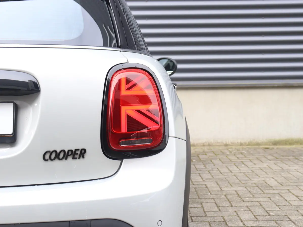 Cooper | Classic + Sportstoelen + Climate Control + Apple Carplay + Parkeersensoren + Donkere Hemelbekleding + Cruise Control + 16" Victory Spoke zwart